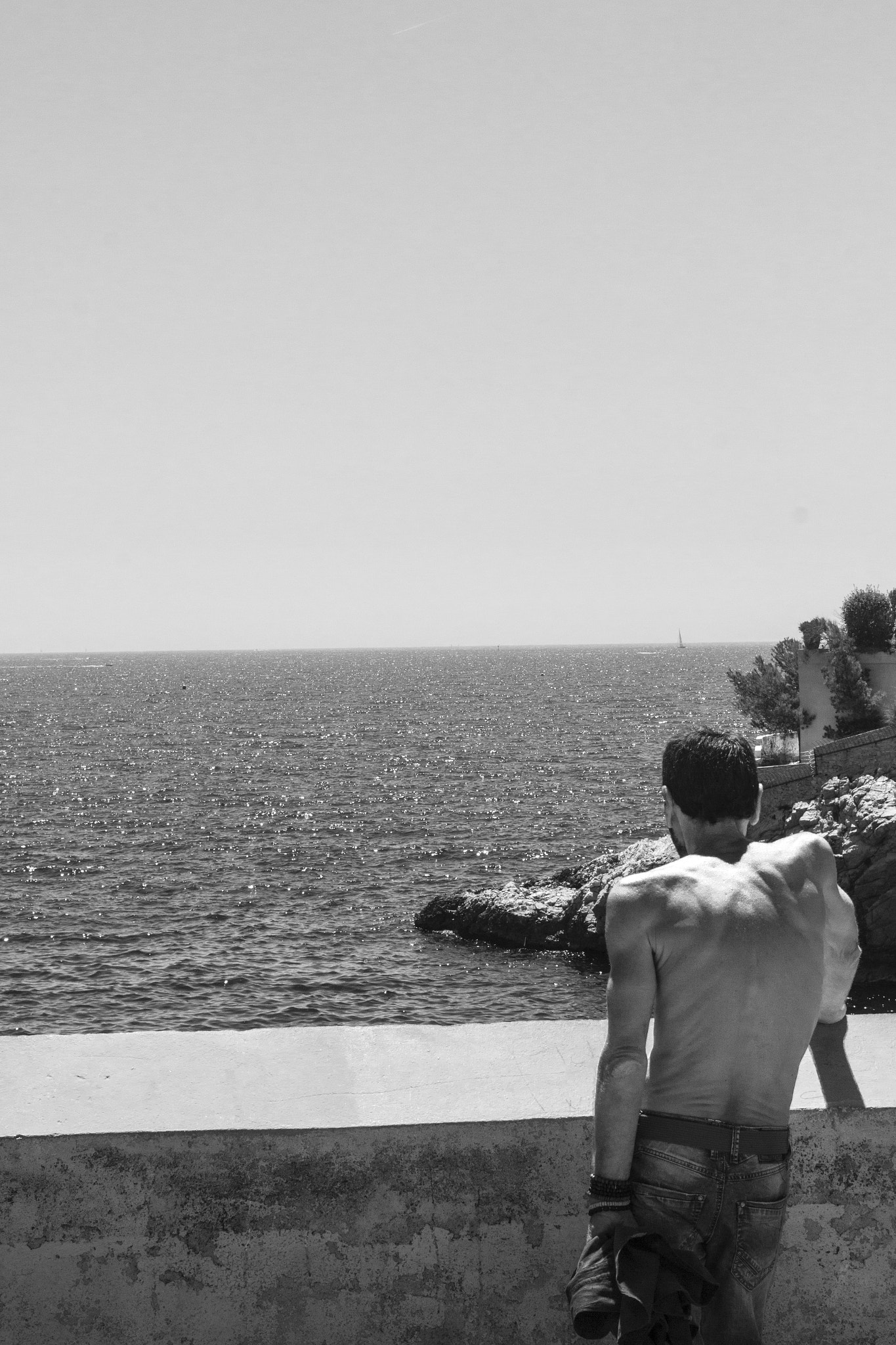 Canon EOS 60D + Canon EF 40mm F2.8 STM sample photo. A man watching the sea photography