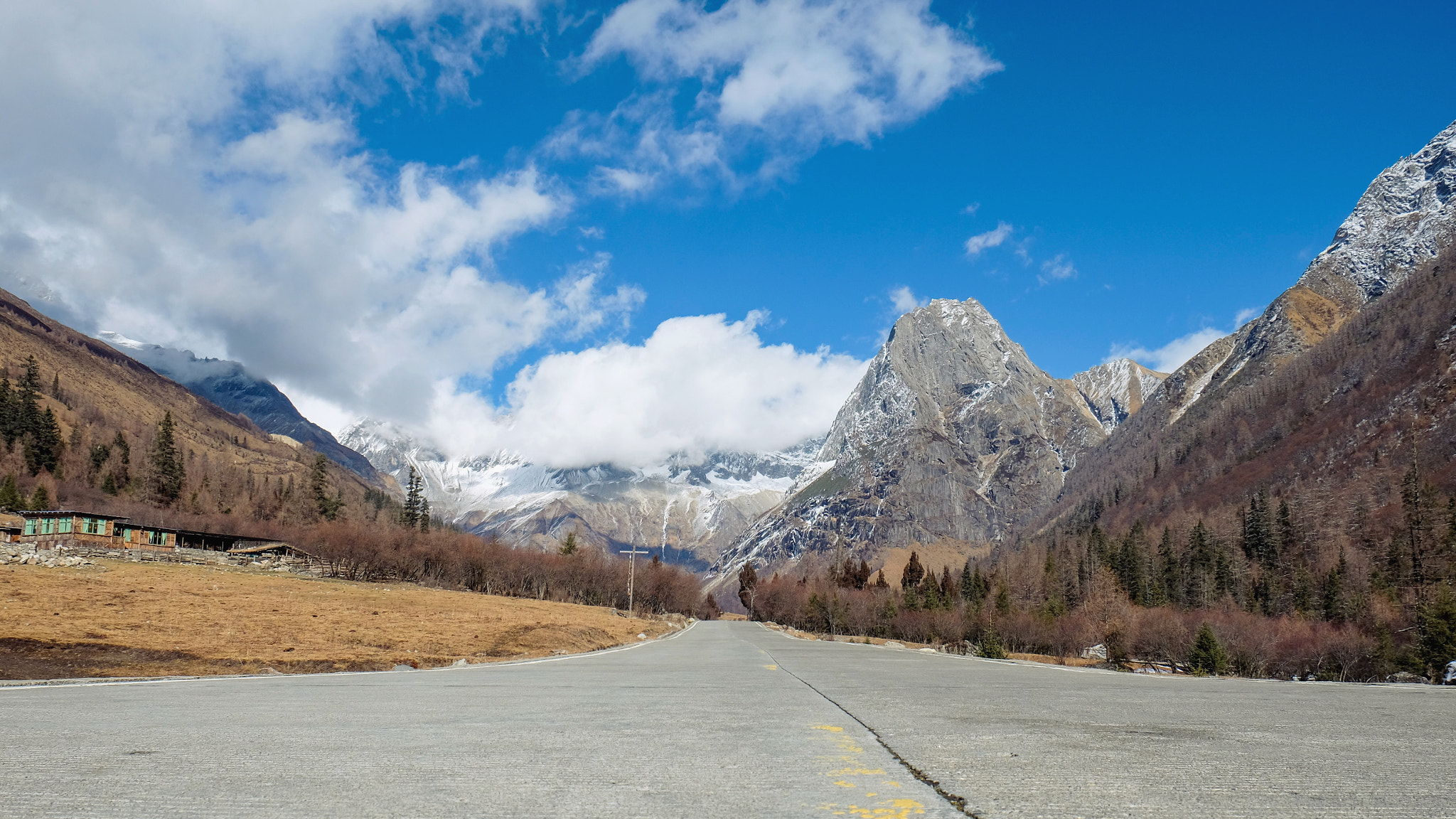 Fujifilm X-E2S + Fujifilm XF 18-55mm F2.8-4 R LM OIS sample photo. Good days on the road photography