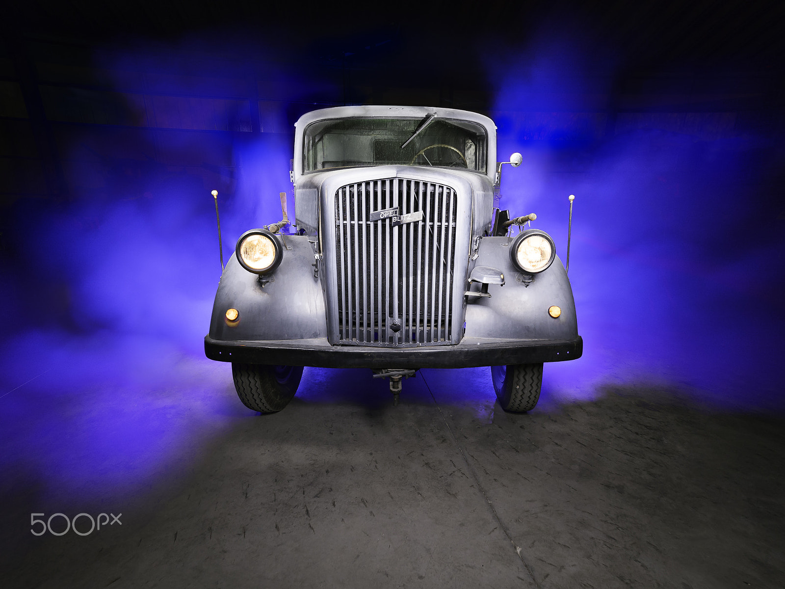 Olympus OM-D E-M5 II sample photo. Old truck at night photography