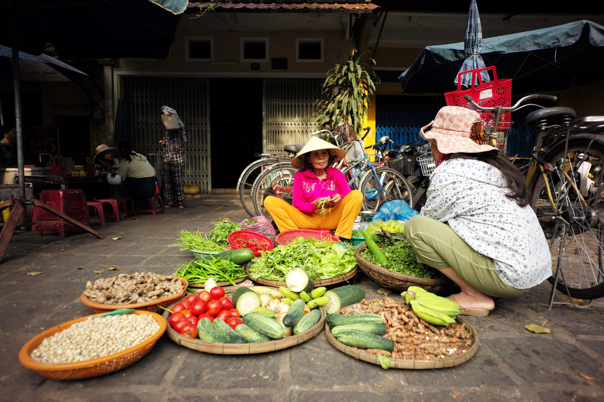 Leica Summilux-M 35mm F1.4 ASPH sample photo. Vietnam's market photography