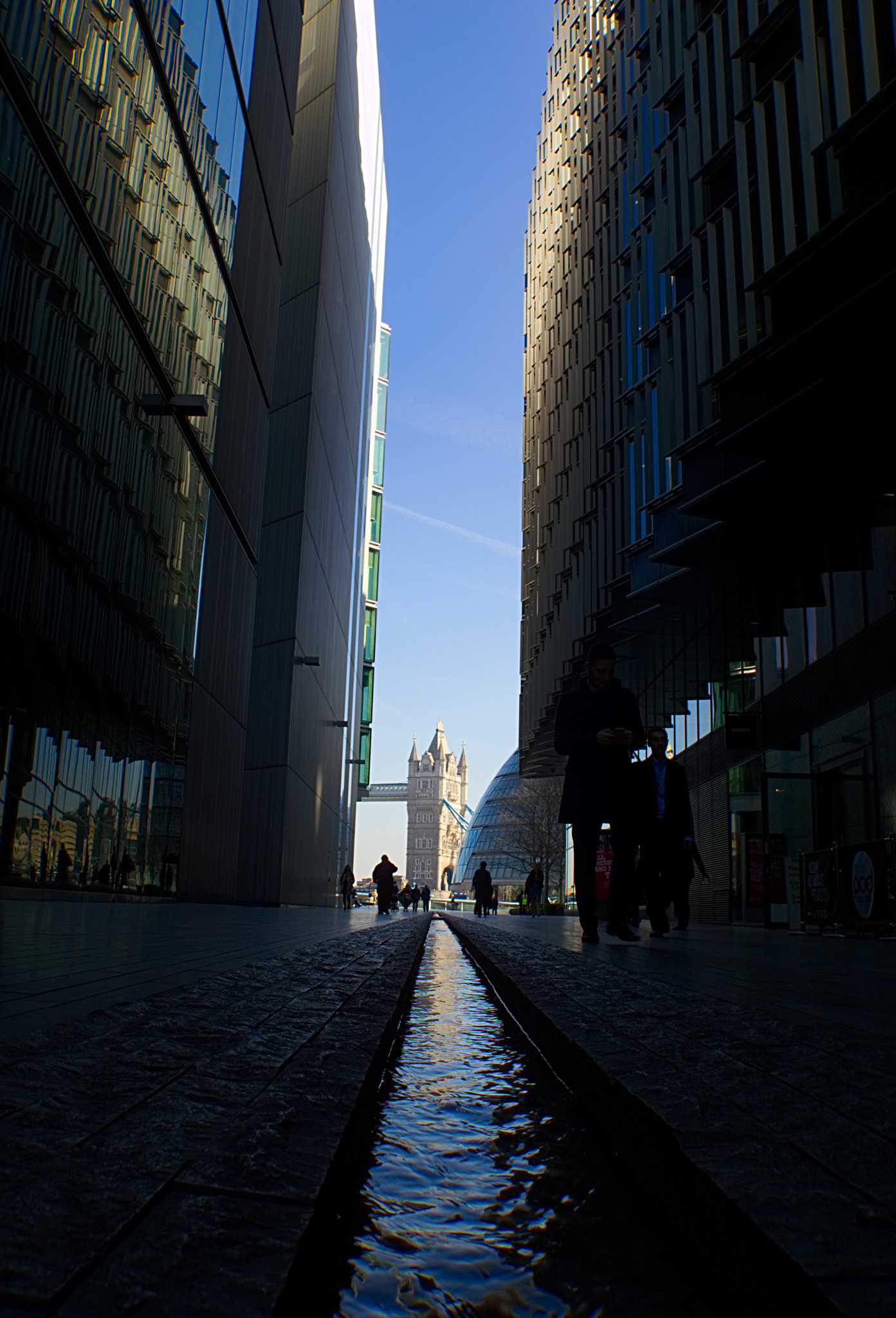 Nikon D3200 + Sigma 18-200mm F3.5-6.3 DC OS HSM sample photo. Sneak on the tower bridge photography