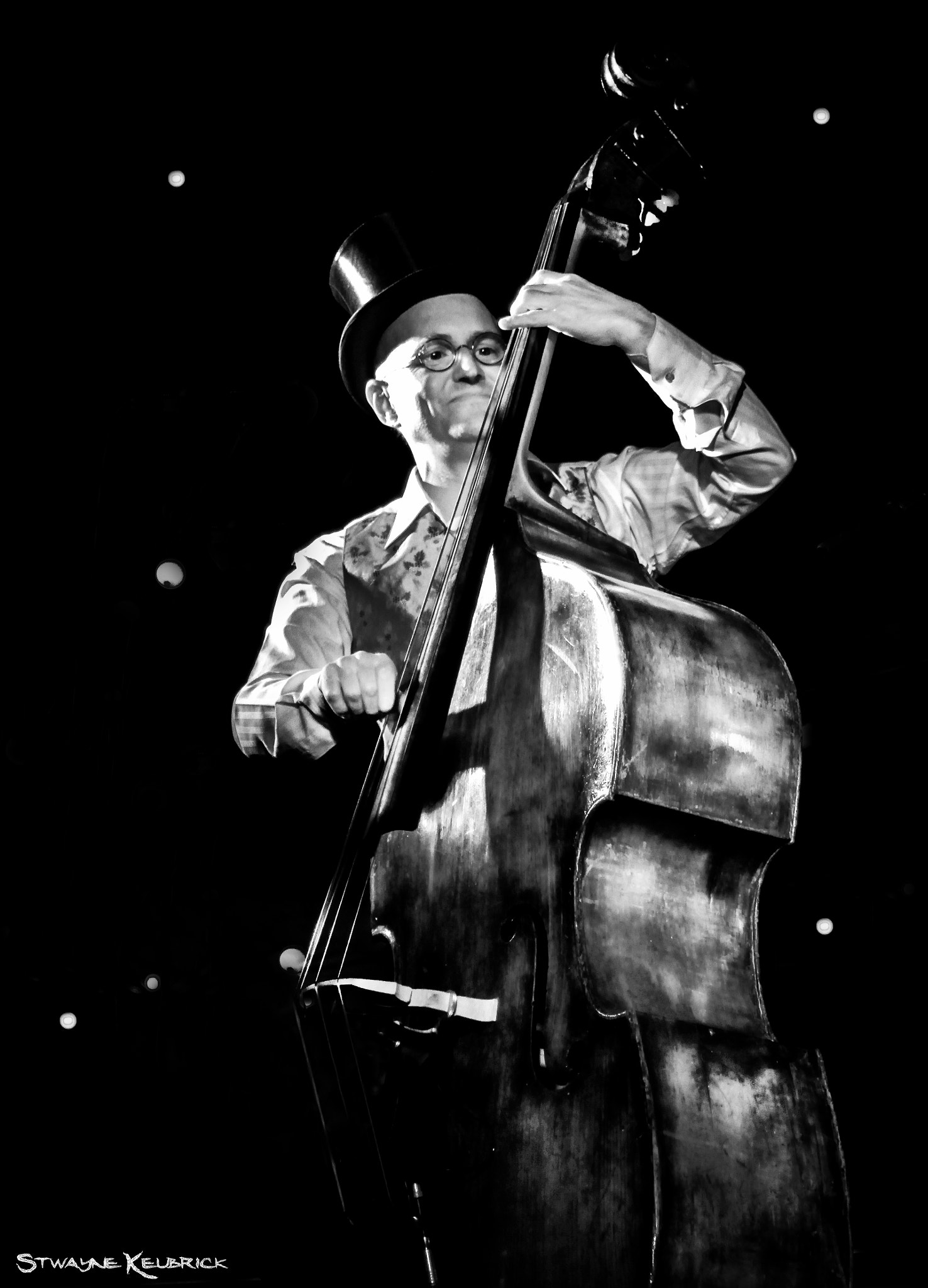 Canon EOS 7D + Canon EF 28-80mm f/3.5-5.6 sample photo. The old contrabass player ©sk photography