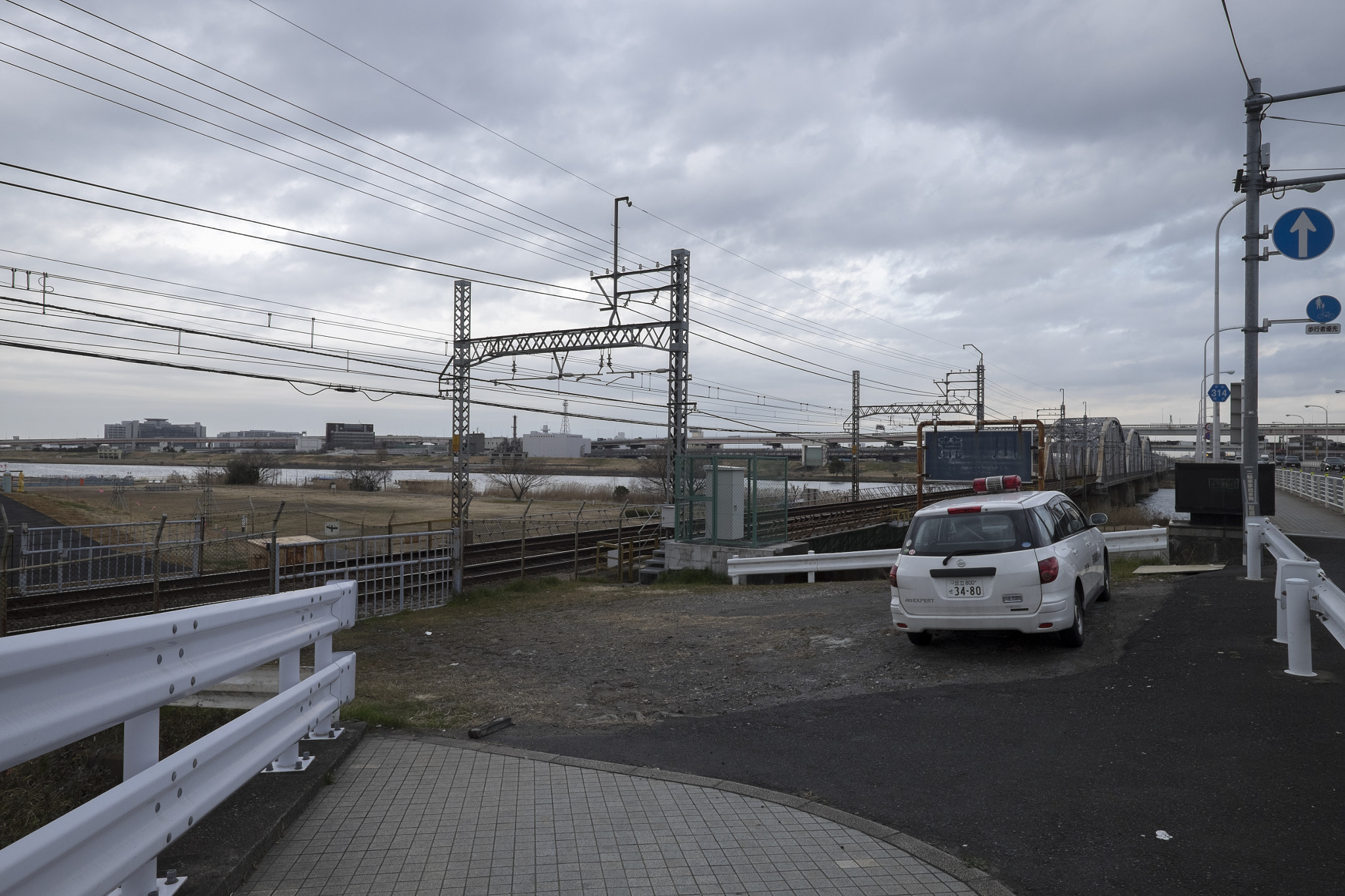 Fujifilm X-T1 + Fujifilm XF 14mm F2.8 R sample photo. Tokyo.足立区柳原　京成線荒川鉄橋 photography