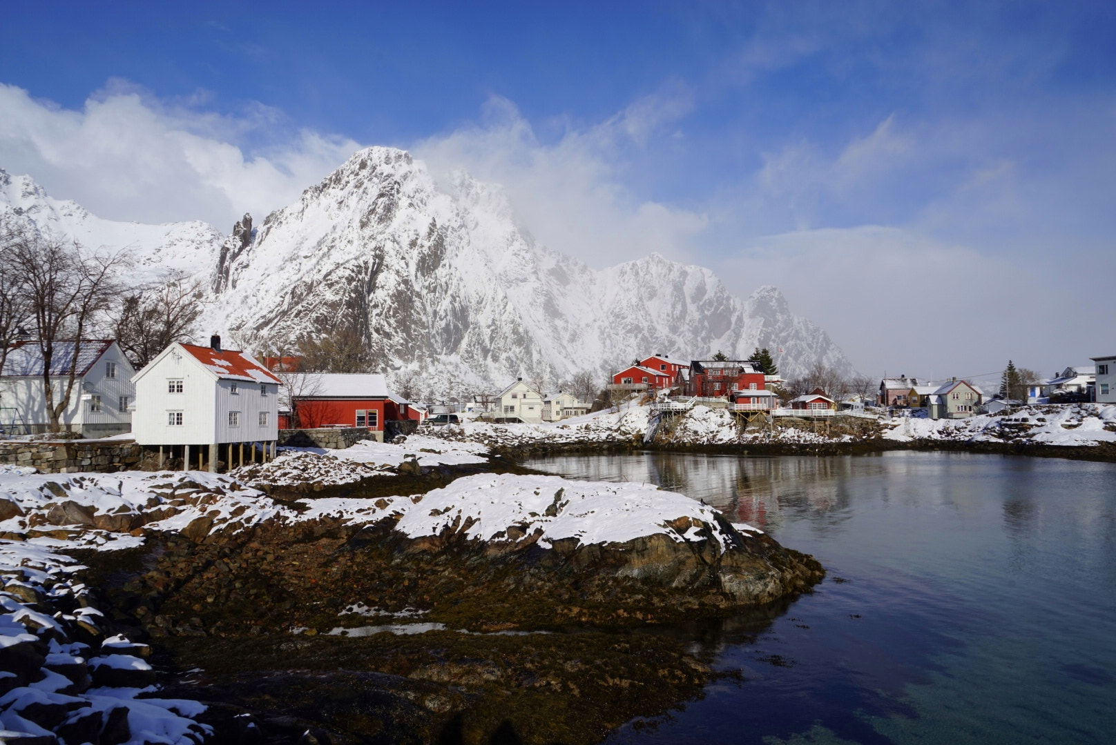 Sony a7R + Sony FE 24-240mm F3.5-6.3 OSS sample photo. Svolvaer photography