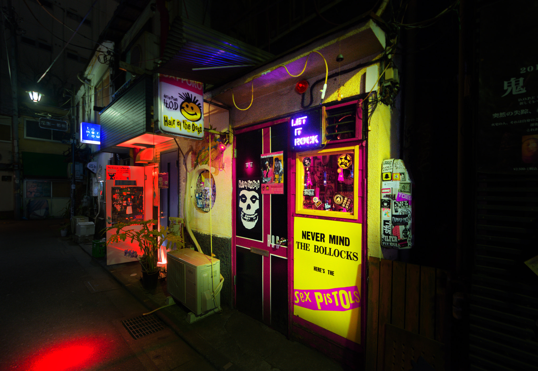 Sigma 8-16mm F4.5-5.6 DC HSM sample photo. A bar at golden gai alley, shinjuku, tokyo. photography