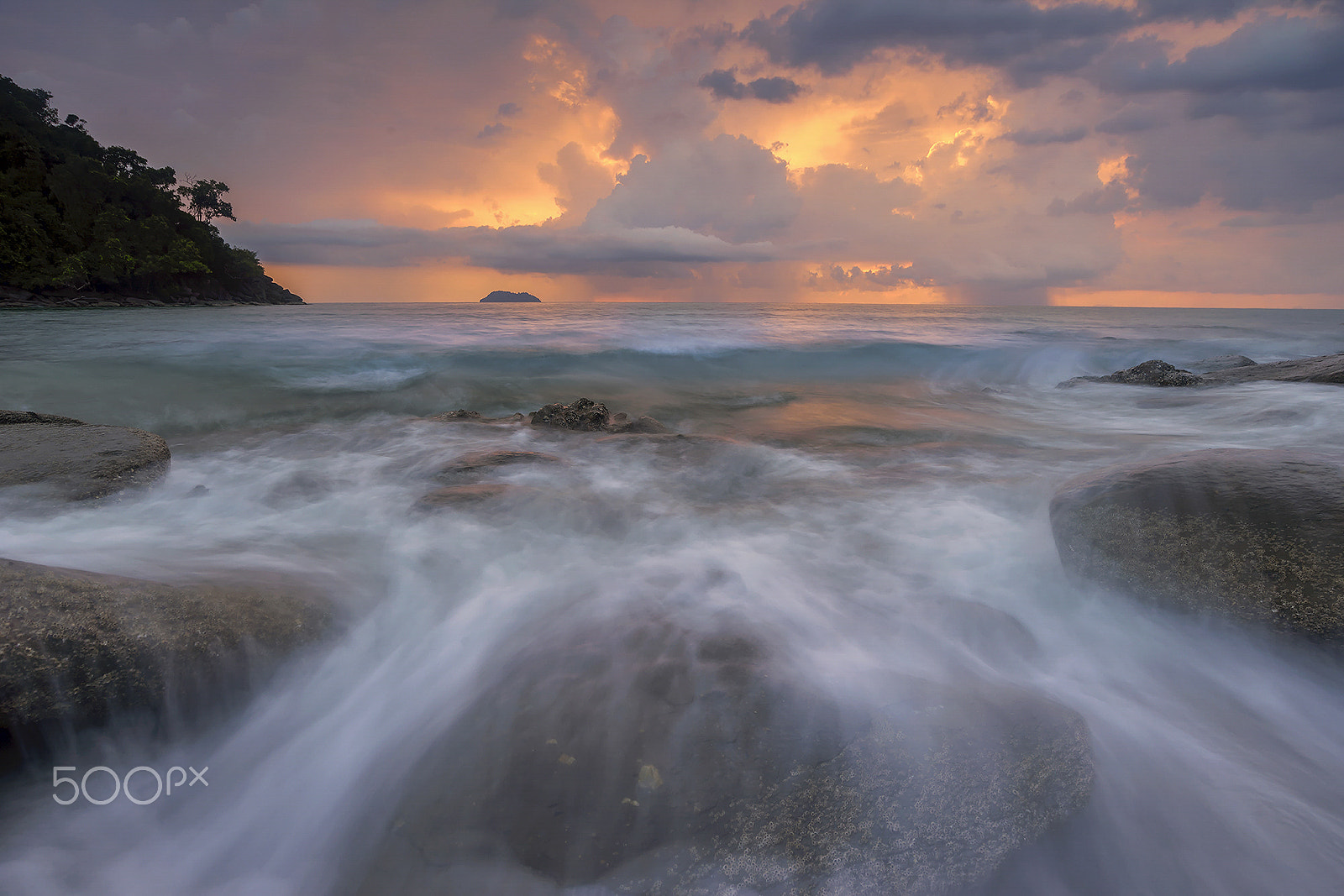 Nikon AF-S Nikkor 18-35mm F3.5-4.5G ED sample photo. Moving wave photography