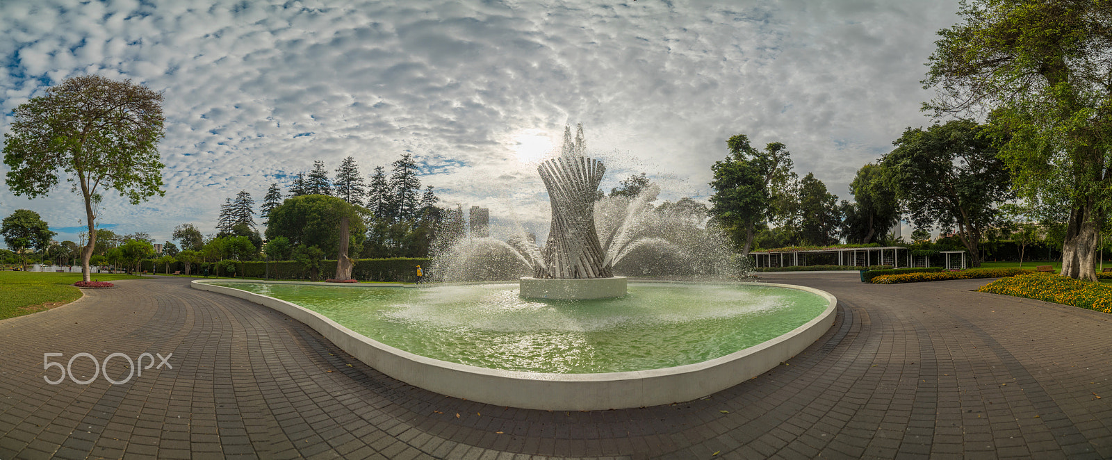 Samyang 14mm F2.8 ED AS IF UMC sample photo. Fuente de la vida del circuito mágico del agua photography