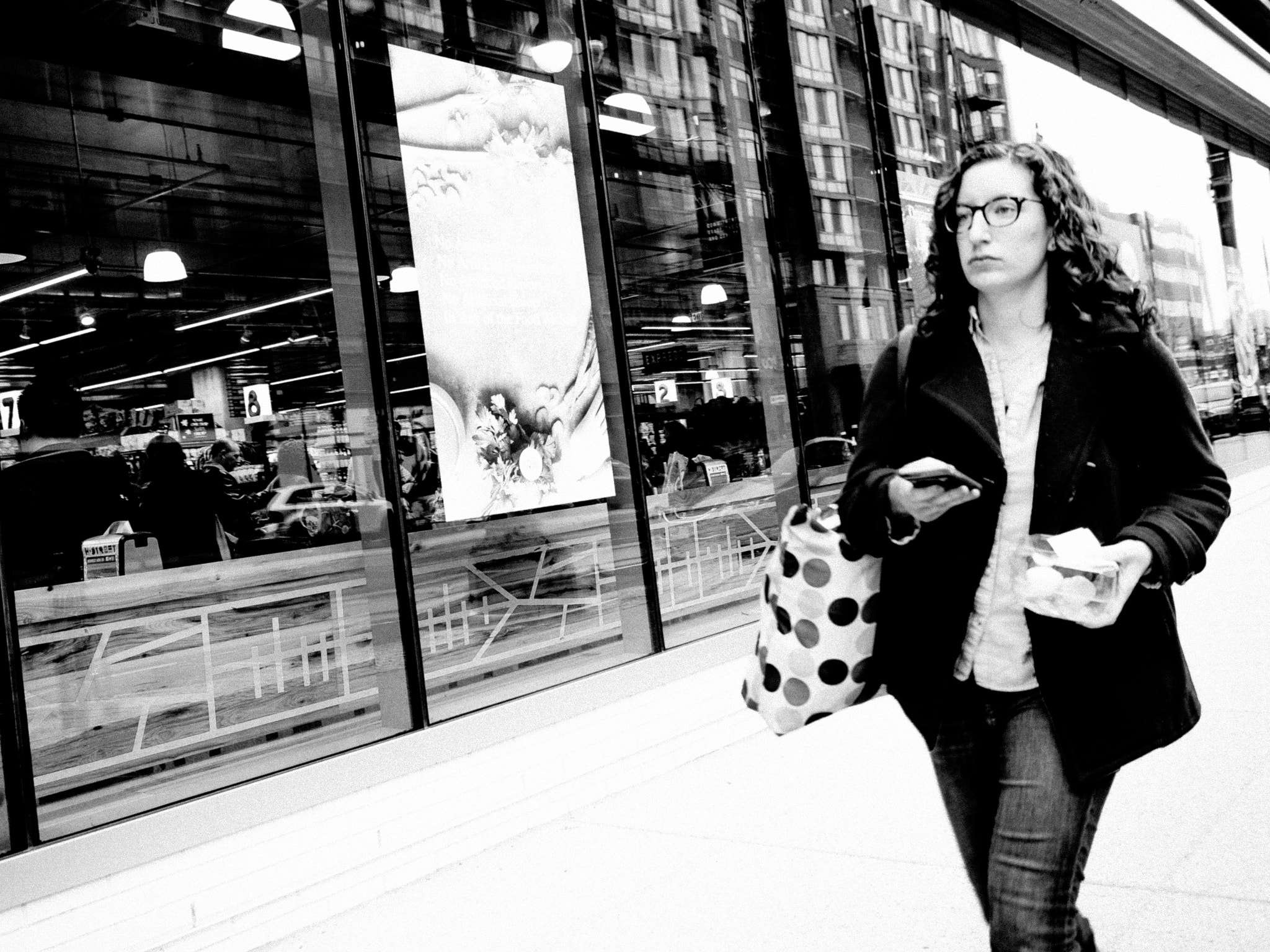 Olympus PEN-F + Olympus M.Zuiko Digital 17mm F1.8 sample photo. Girl walking in the street photography