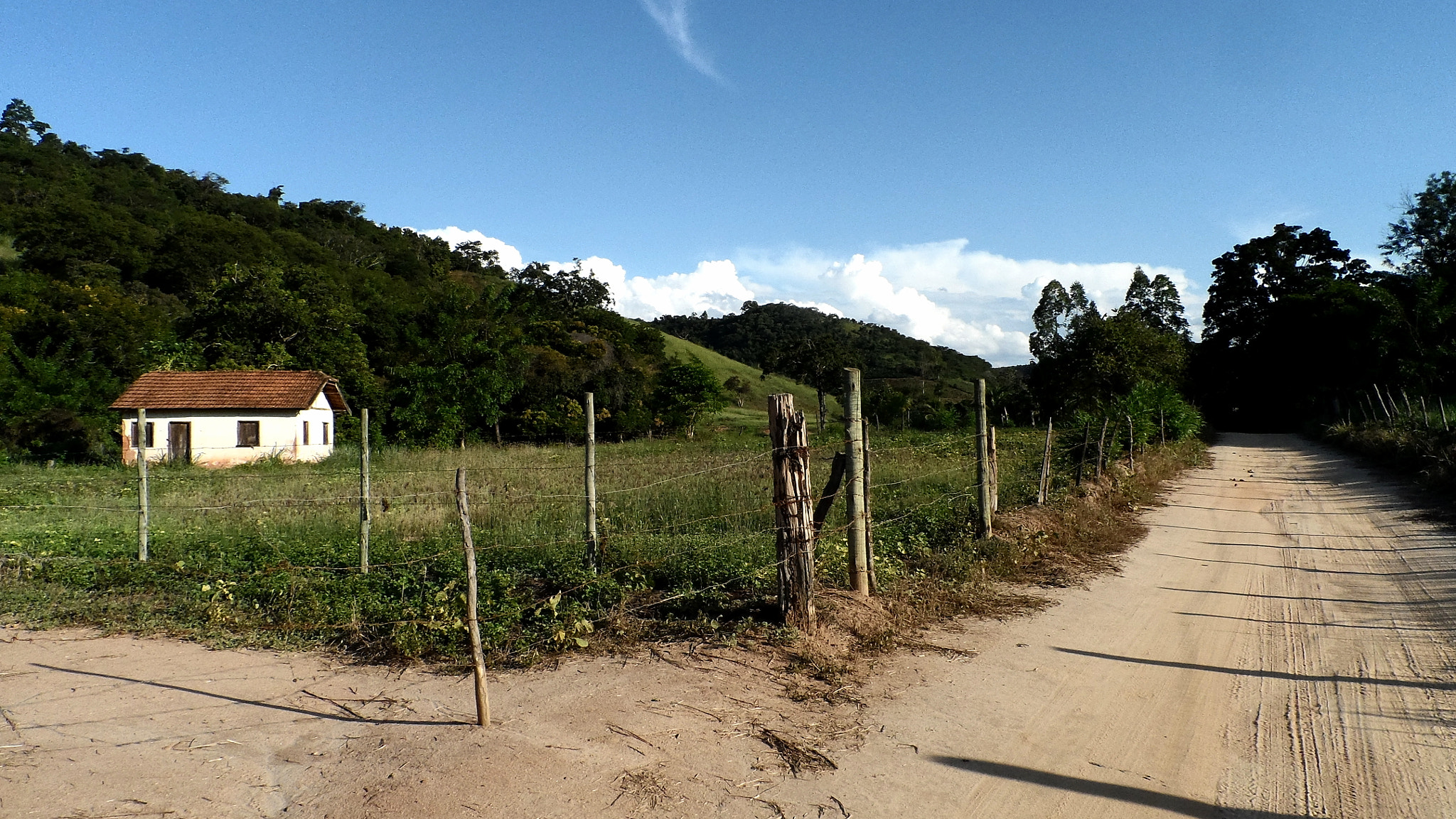 Samsung WB150 / WB150F / WB152 / WB152F / WB151 / WB151F / WB140 sample photo. No caminho tinha uma casa photography