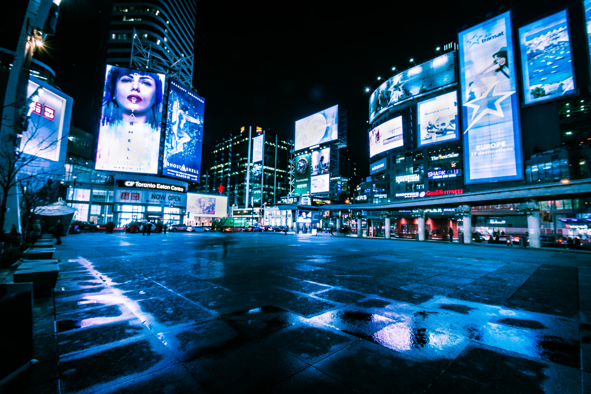 Nikon AF-S Nikkor 16-35mm F4G ED VR sample photo. Yonge-dundas square photography
