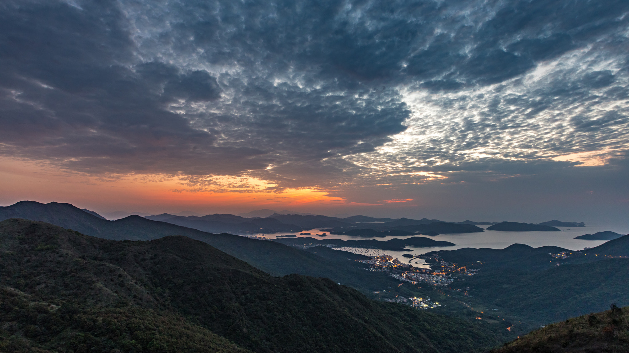 Canon EF 16-35mm F2.8L II USM sample photo. Sunrise at kowloon peak photography