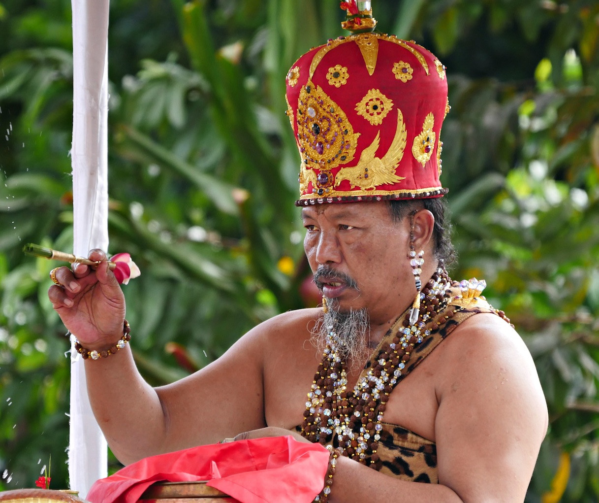 Panasonic Lumix DMC-GH4 + LEICA DG 100-400/F4.0-6.3 sample photo. Priest 2 photography