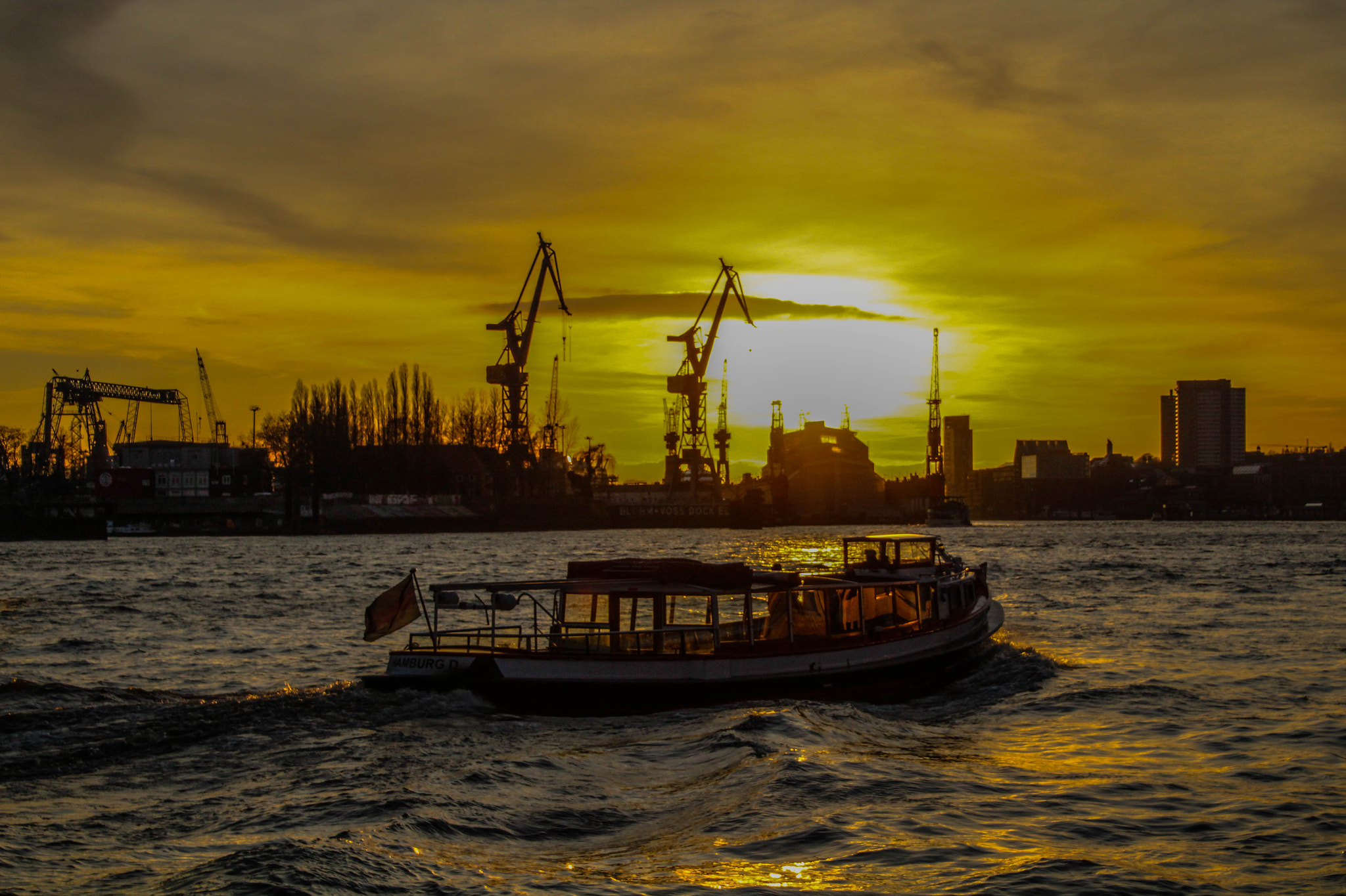 Canon EOS 1300D (EOS Rebel T6 / EOS Kiss X80) sample photo. Boat in sunset photography
