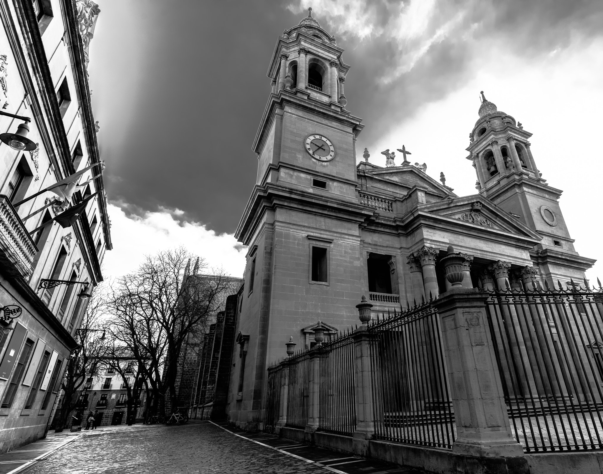 Canon EF 11-24mm F4L USM sample photo. Catedral pamplona photography