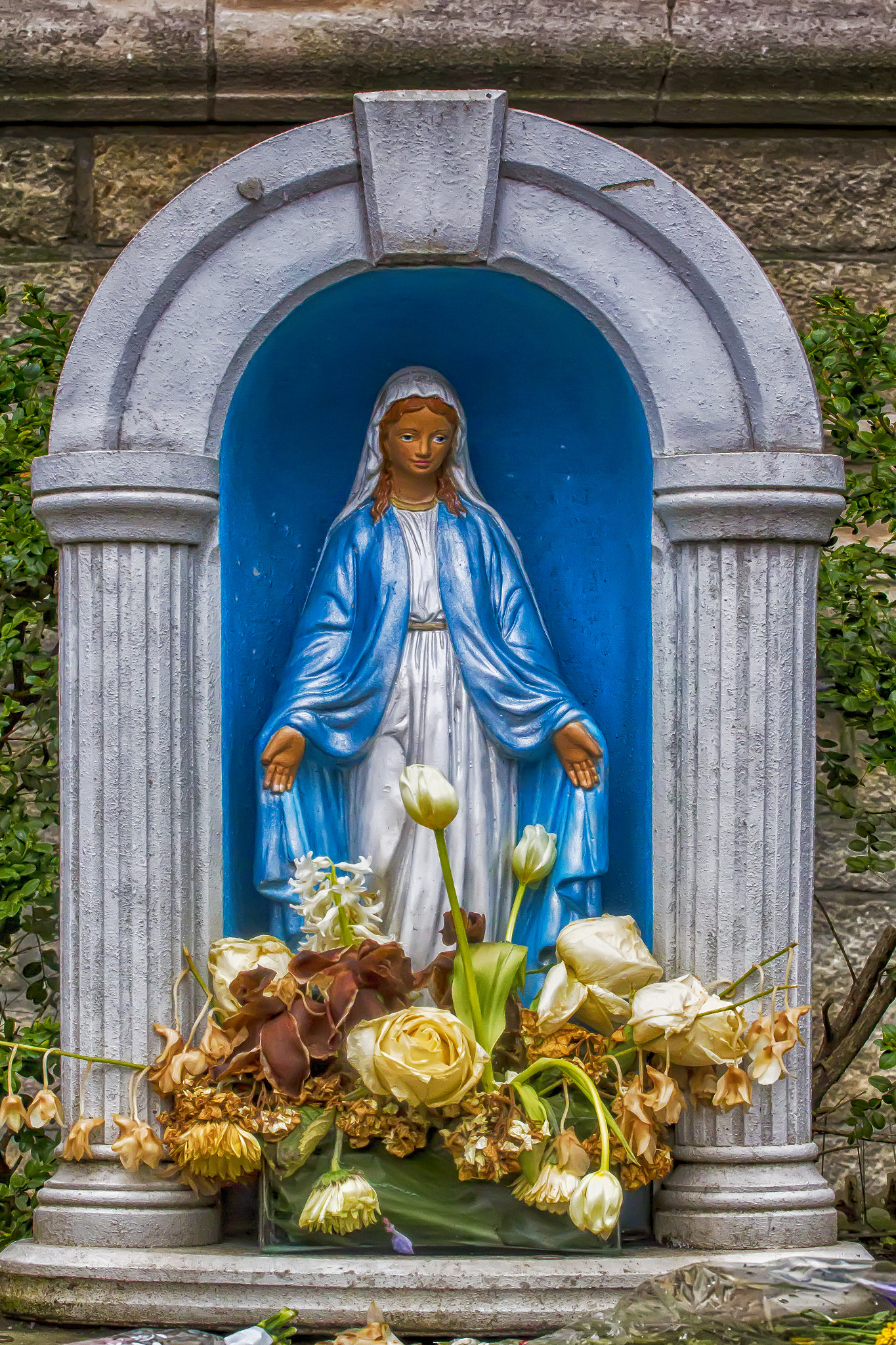 Canon EOS 60D + Canon EF 70-200mm F4L USM sample photo. Madonna statuette photography