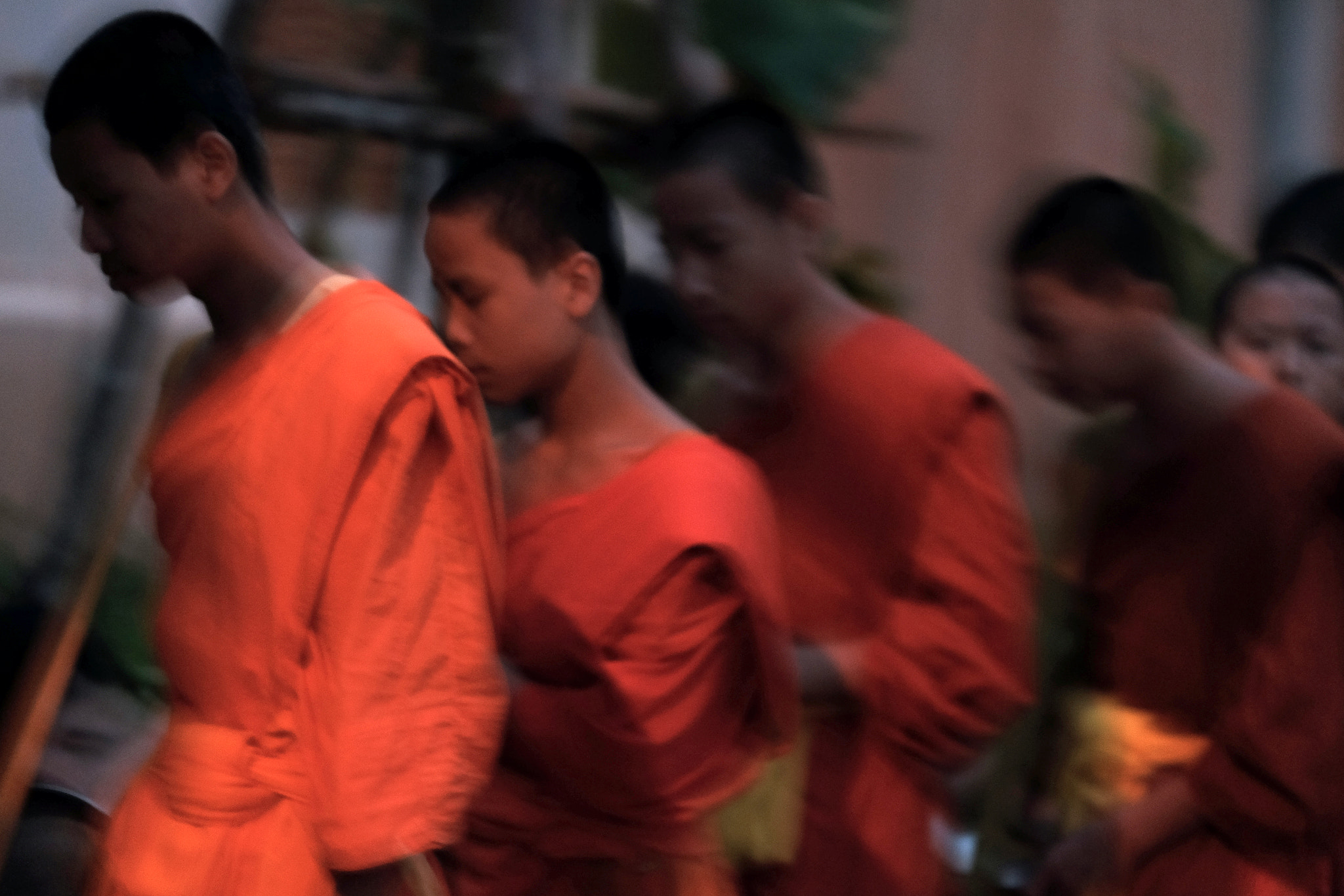 Fujifilm X-E2 + Fujifilm XF 55-200mm F3.5-4.8 R LM OIS sample photo. Monks in the queue photography
