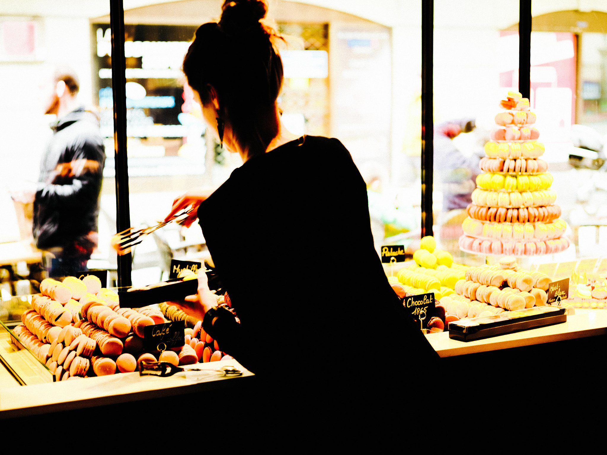 Summicron-M 1:2/50 sample photo. Inside a macaroon shop photography