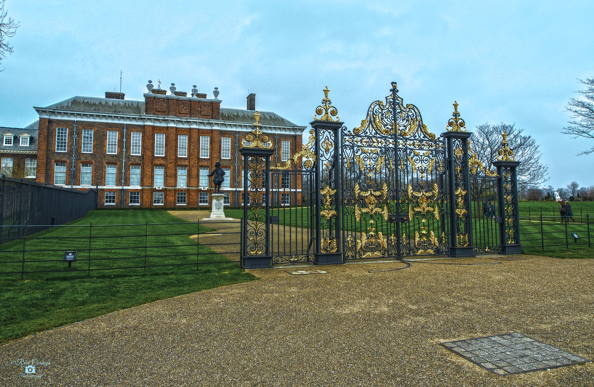 Olympus OM-D E-M5 II sample photo. Main gate of kensington palace... photography