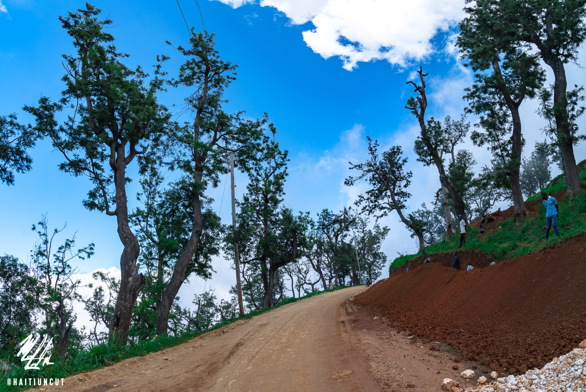 Sony a6300 + Sony Vario-Tessar T* E 16-70mm F4 ZA OSS sample photo. Road to adventure photography