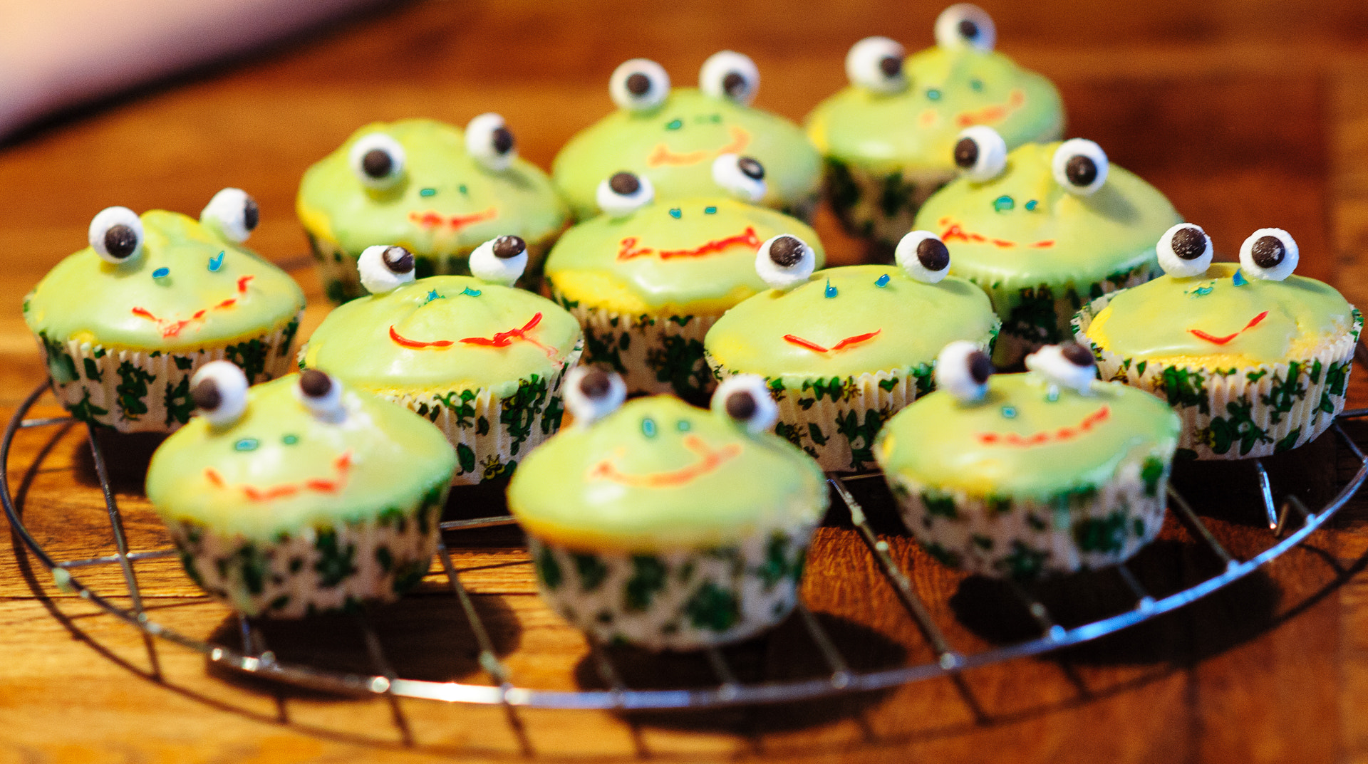 Nikon D700 + AF DC-Nikkor 135mm f/2 sample photo. Froggy photography