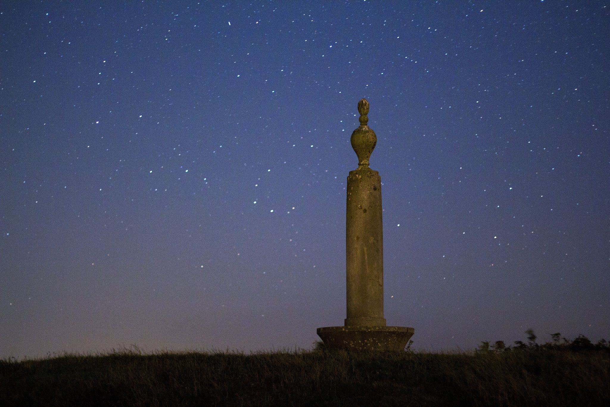 Canon EOS 700D (EOS Rebel T5i / EOS Kiss X7i) + Canon EF 50mm F1.8 II sample photo. Codden hill monument photography