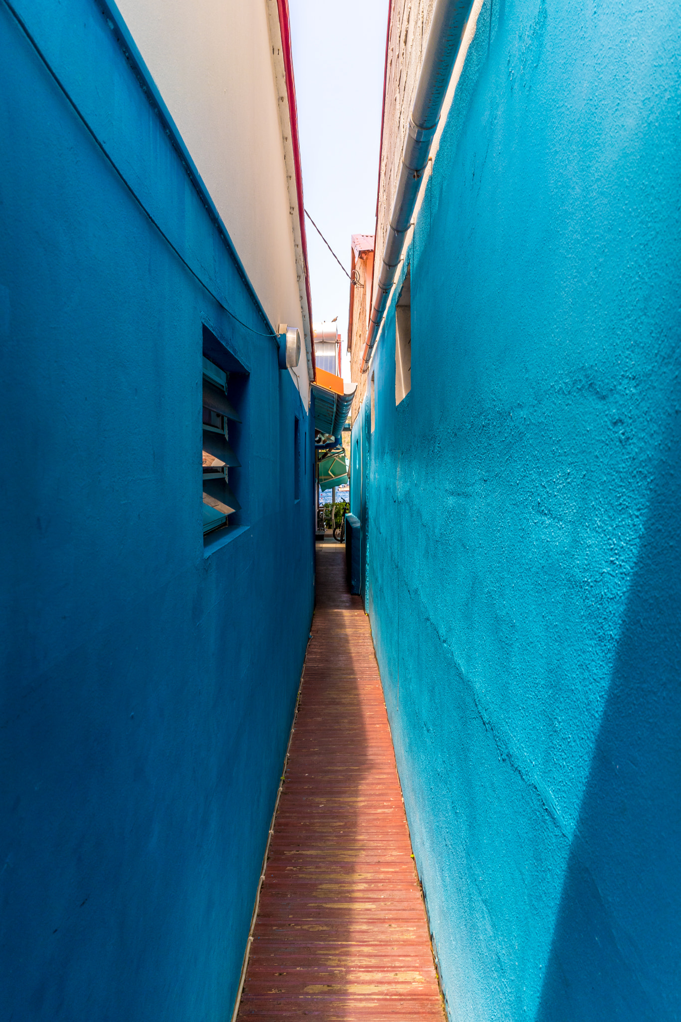 Sony a7 II + Sony FE 28mm F2 sample photo. The blue hallway photography