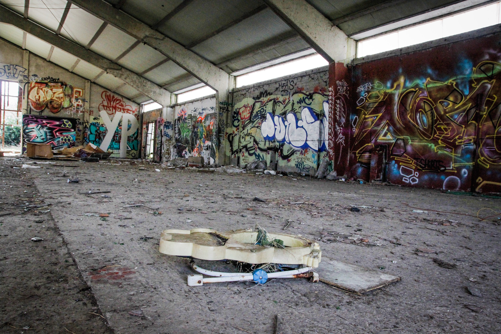 Canon EOS 500D (EOS Rebel T1i / EOS Kiss X3) sample photo. An abandoned garage in doel, belgium photography