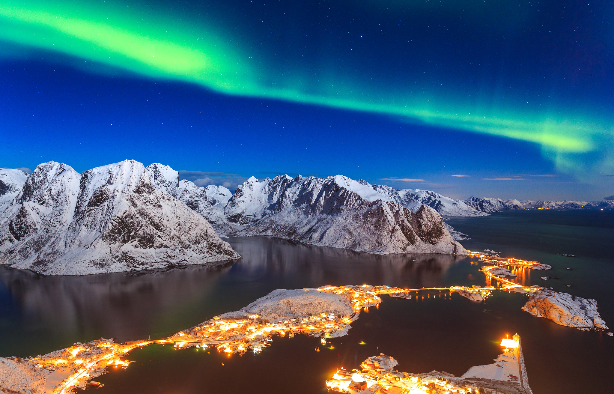 Sigma 24mm F1.4 DG HSM Art sample photo. Dancing aurora above reinebringen photography