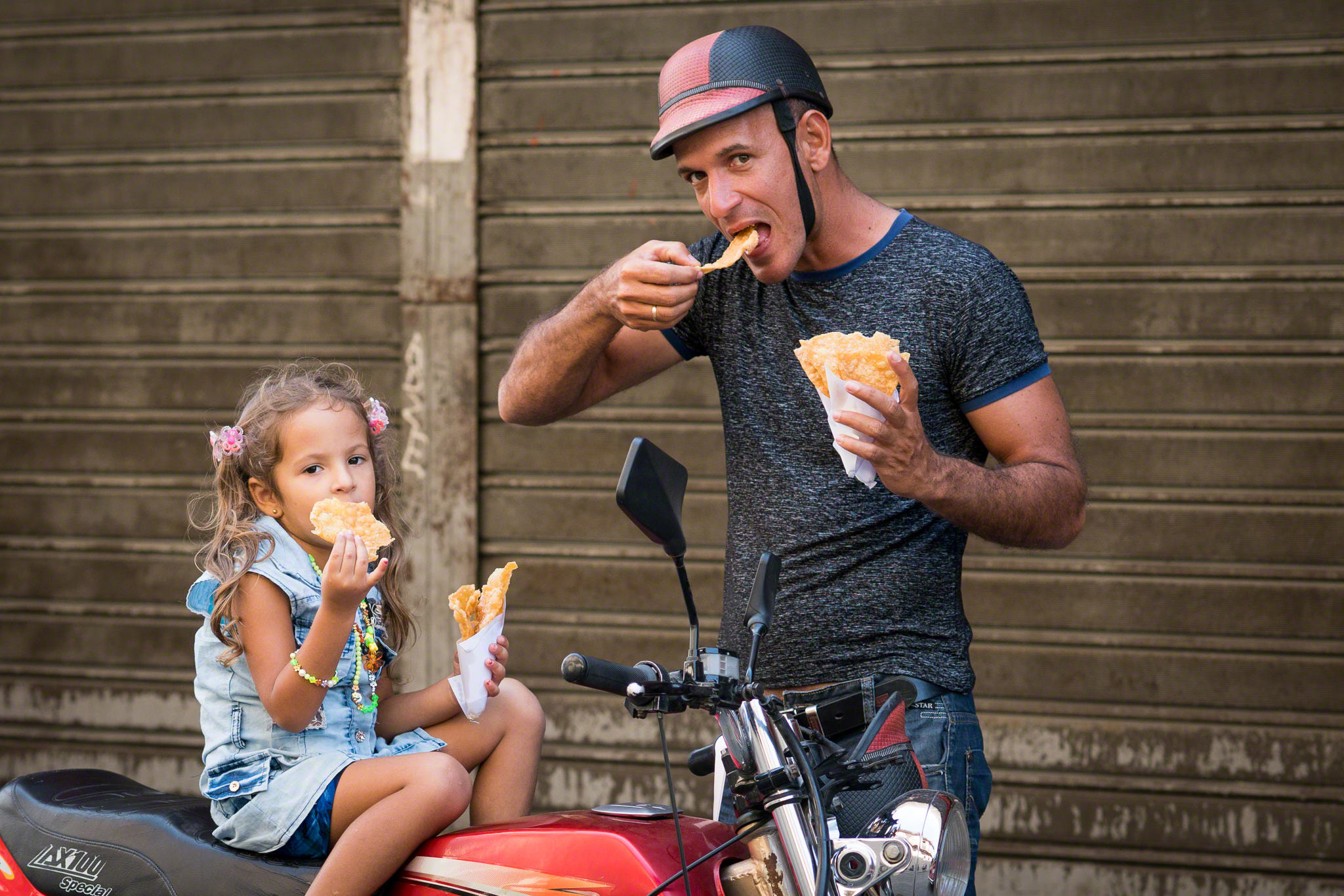 Sony a7R II + Sony FE 85mm F1.4 GM sample photo. Cuban family snack photography