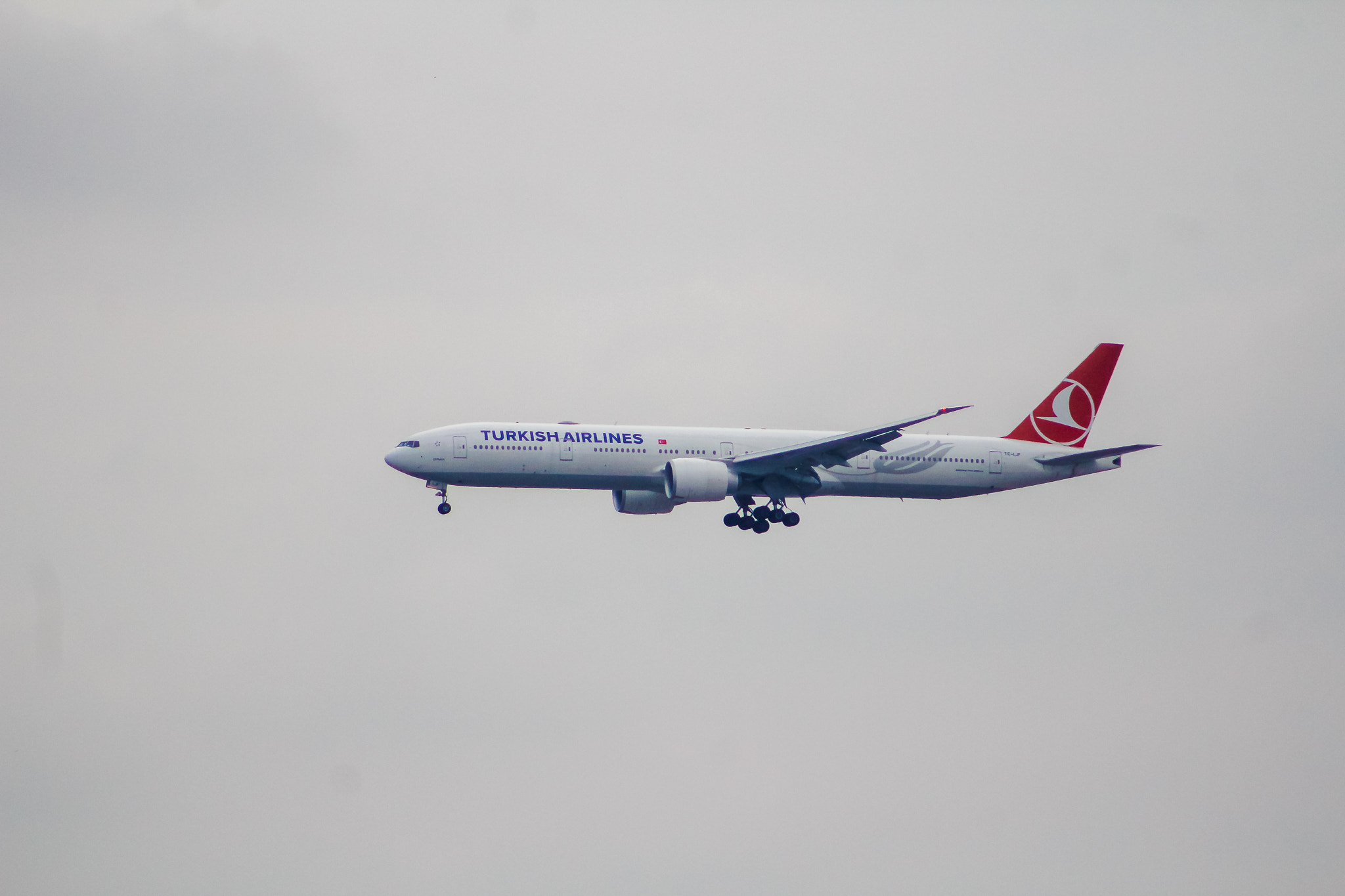 Canon EF 75-300mm f/4-5.6 USM sample photo. Boeing 777 photography