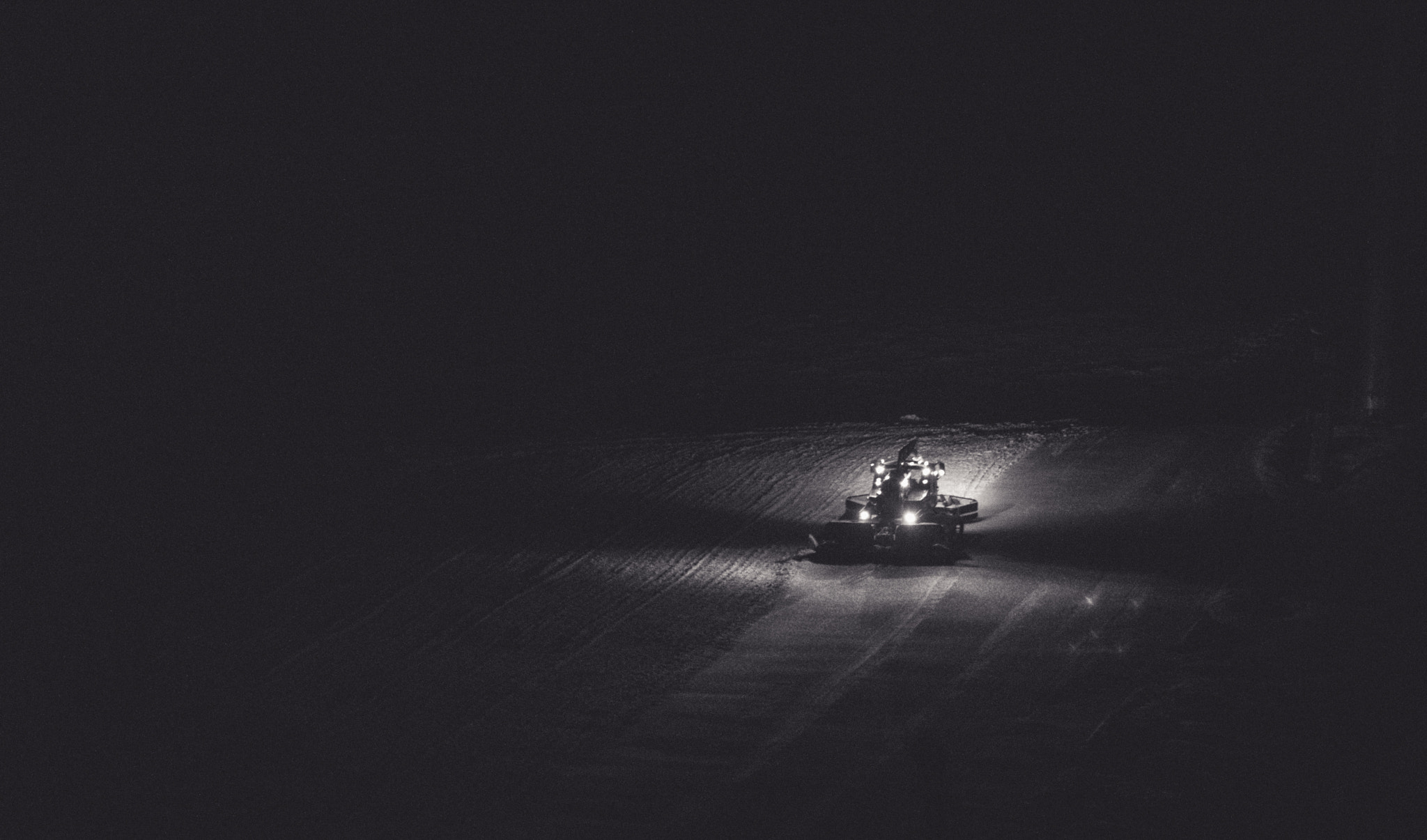 Canon EF 70-300mm F4-5.6L IS USM sample photo. Prepping the slopes photography
