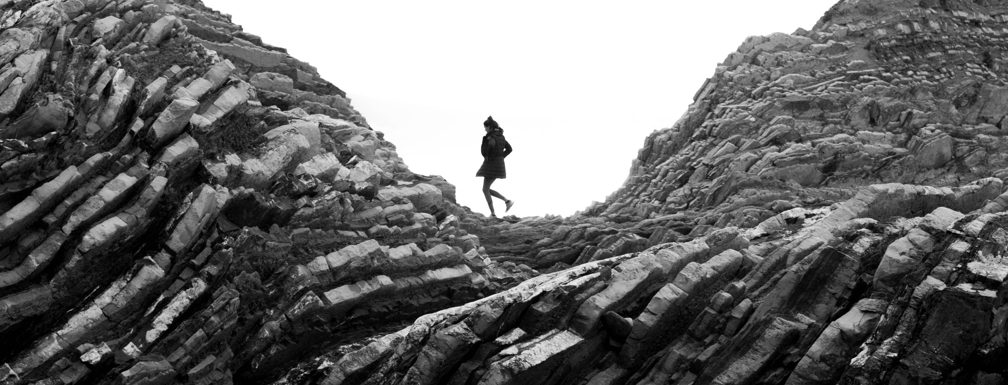 Canon EOS 450D (EOS Rebel XSi / EOS Kiss X2) + Canon EF 50mm F1.8 STM sample photo. Girl in the rocks photography