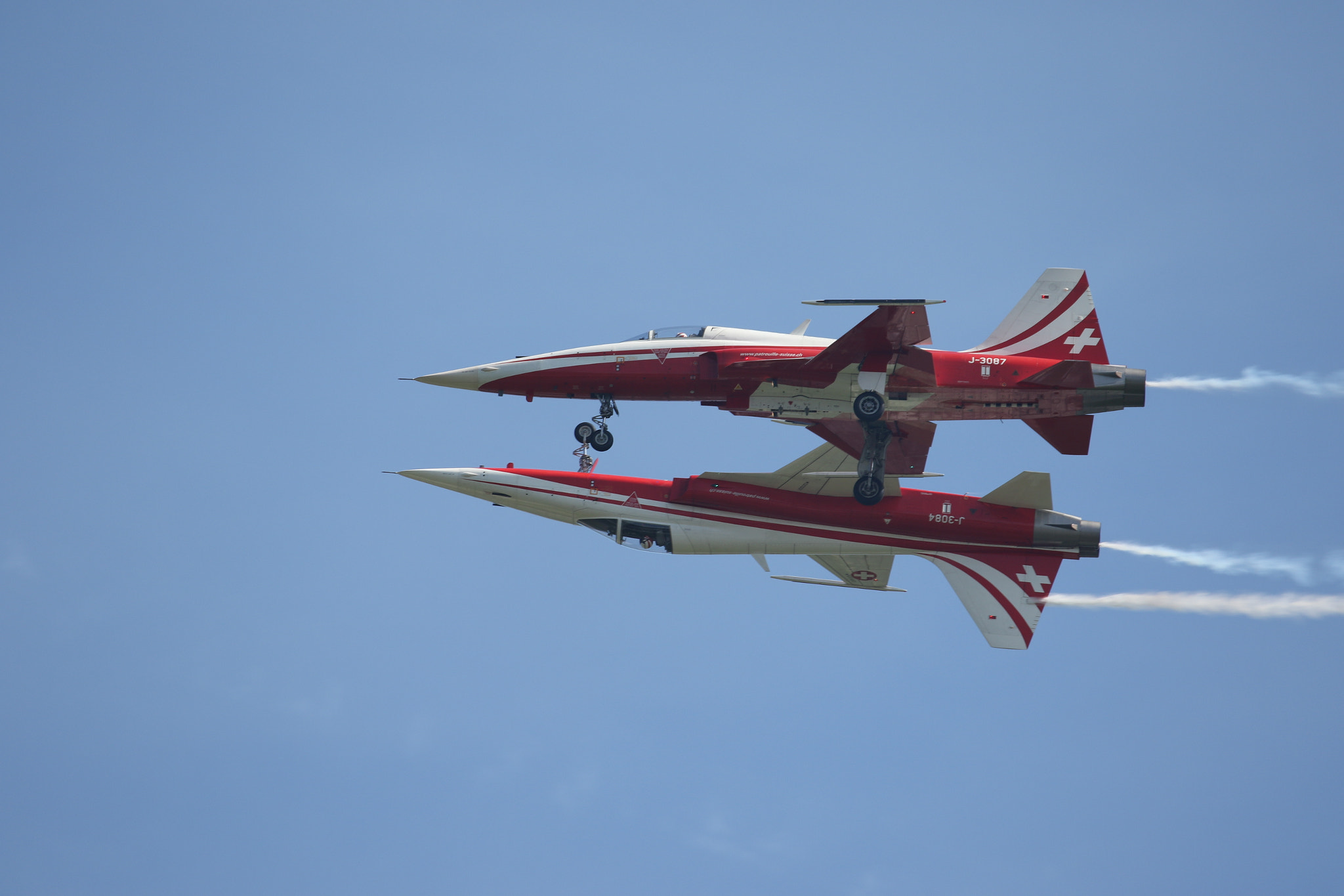 Canon EOS 7D Mark II + Canon EF 100-400mm F4.5-5.6L IS USM sample photo. Patrouille suisse photography