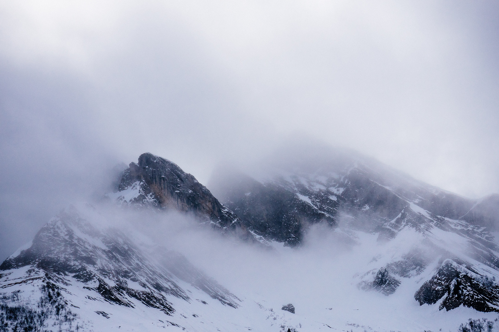 Panasonic Lumix G X Vario 35-100mm F2.8 OIS sample photo. Les aravis dans les nuages photography