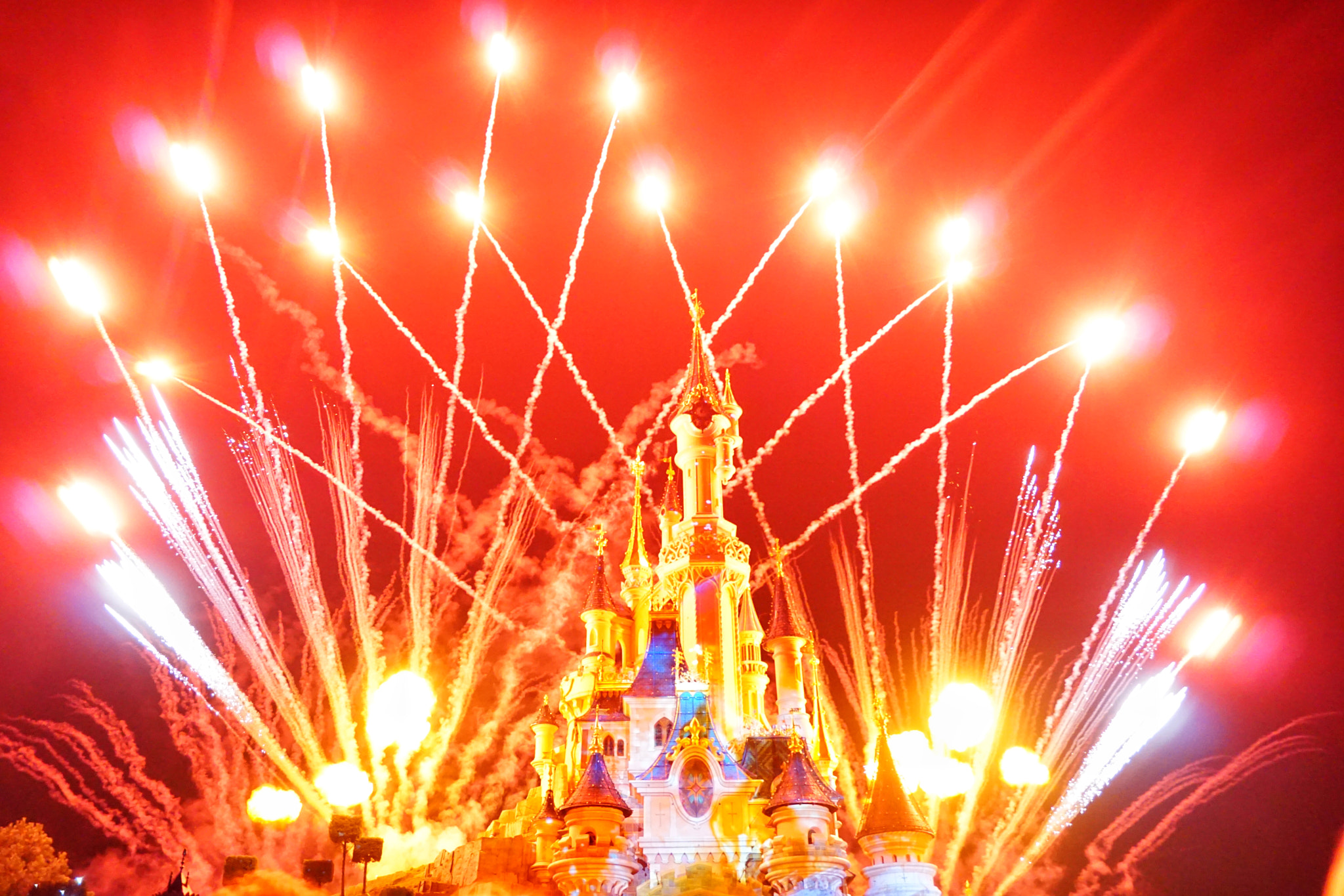 Sony a5100 + Sony E 18-50mm F4-5.6 sample photo. Disney show photography