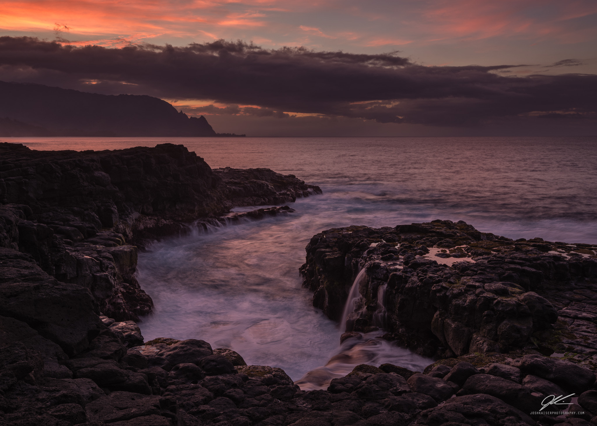 Nikon D610 + Nikon AF-S Nikkor 16-35mm F4G ED VR sample photo. Evening’s last light near queen's bath, kauai, hawaii photography