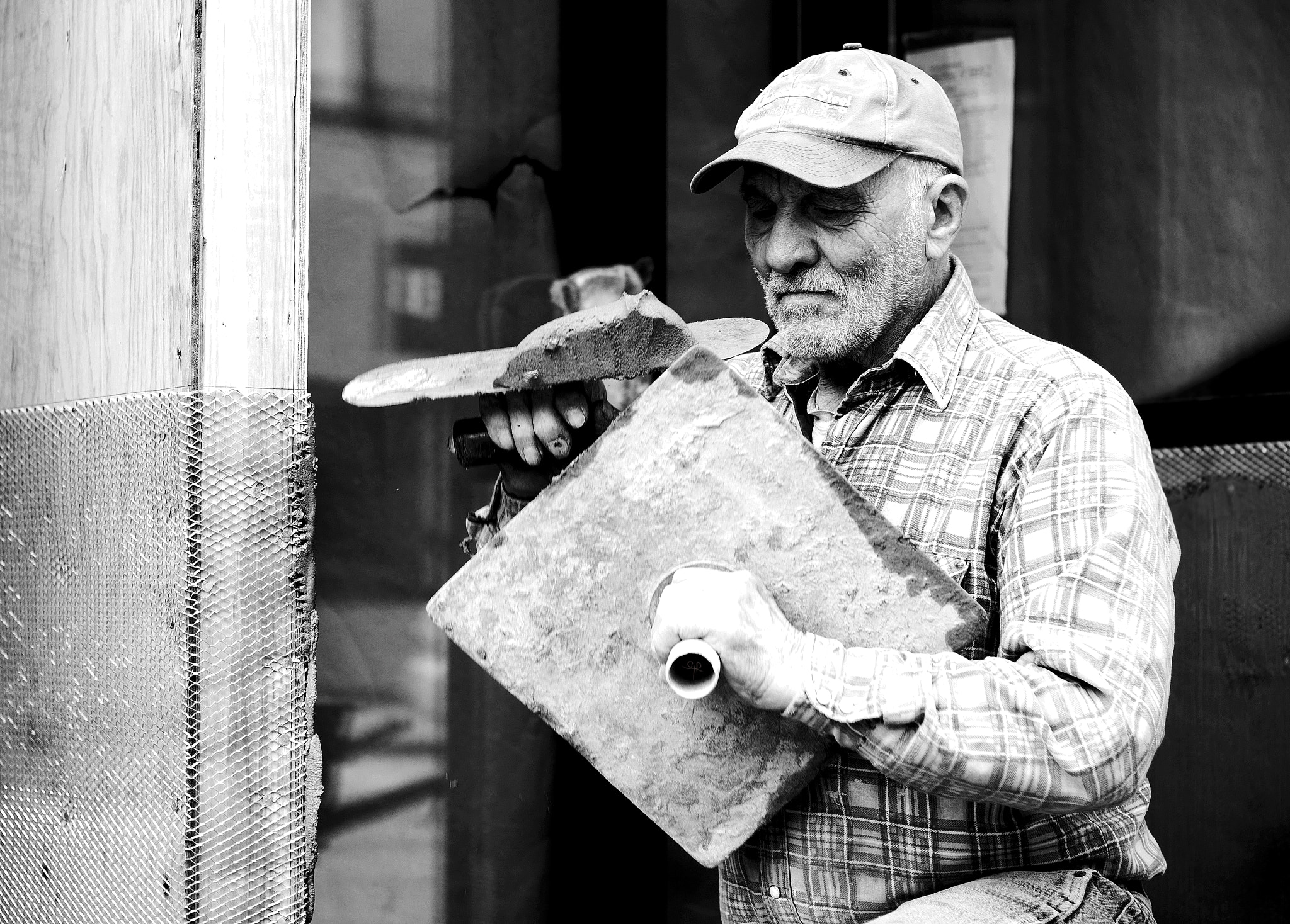 Canon EOS 1100D (EOS Rebel T3 / EOS Kiss X50) + Canon EF 50mm F1.8 II sample photo. Man working in b&w photography