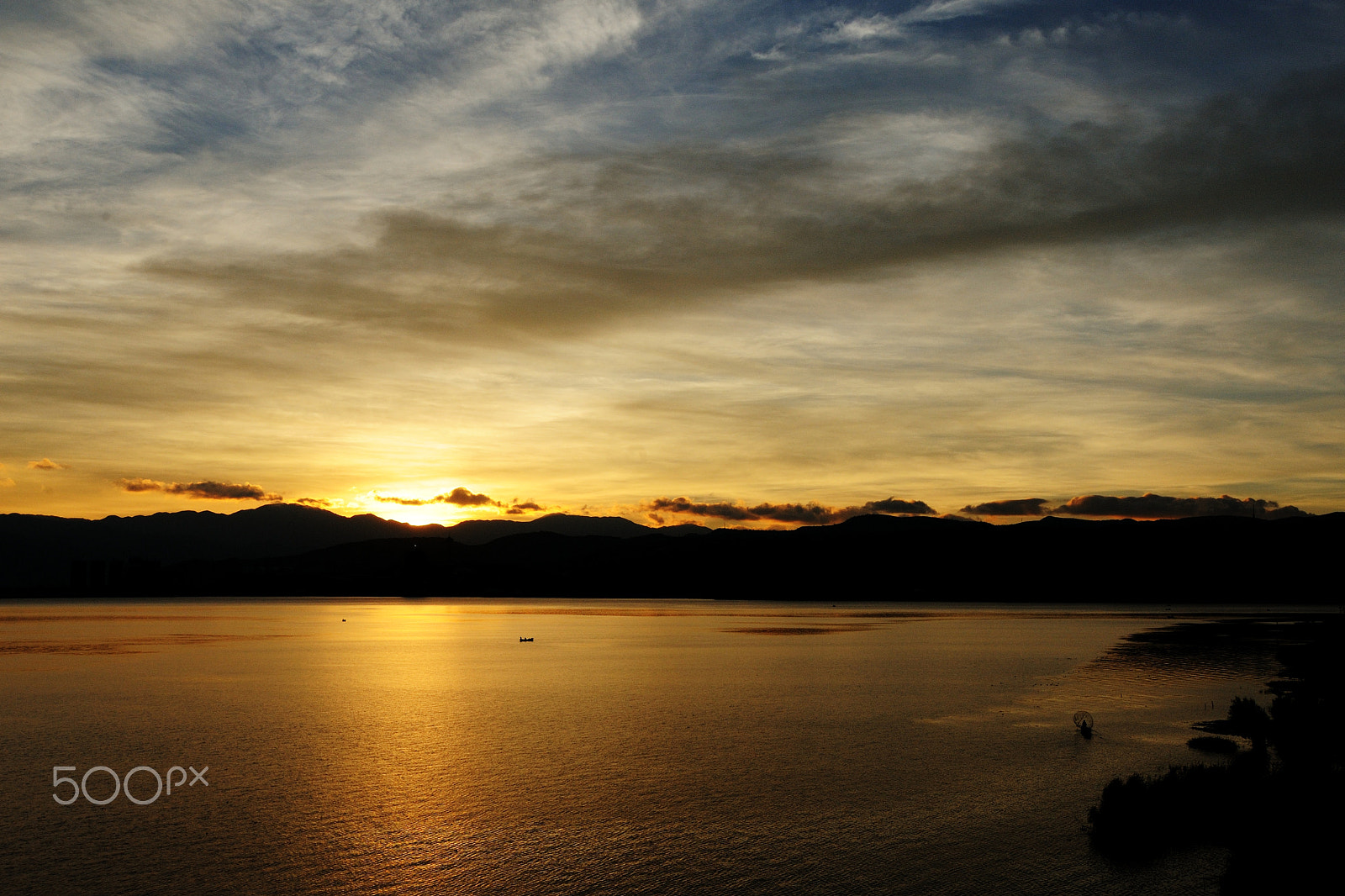 Nikon D700 + Nikon AF-S Nikkor 17-35mm F2.8D ED-IF sample photo. The surise of lake erhai,yunnan photography