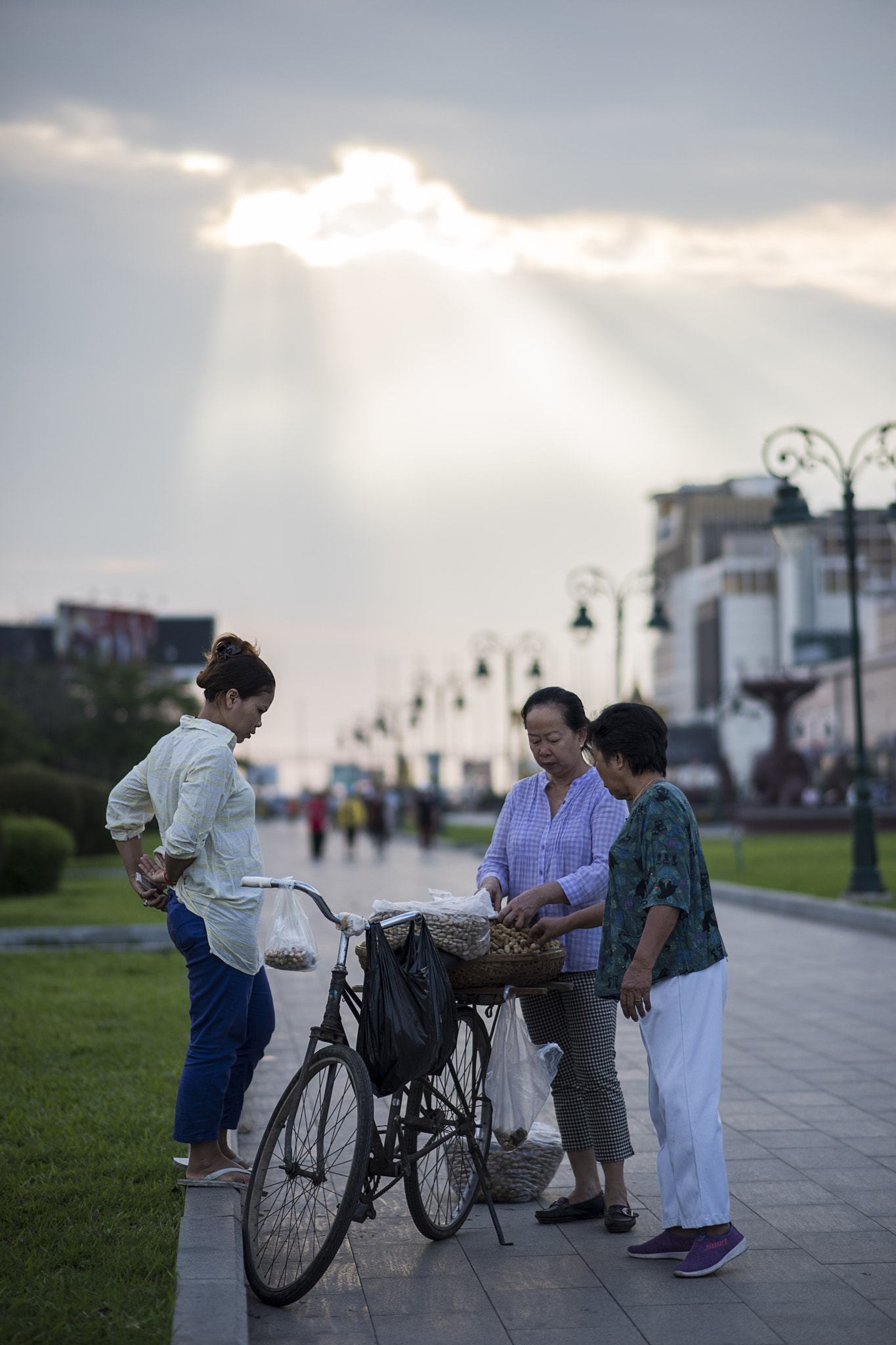 Nikon D810 sample photo. Peanut seller photography