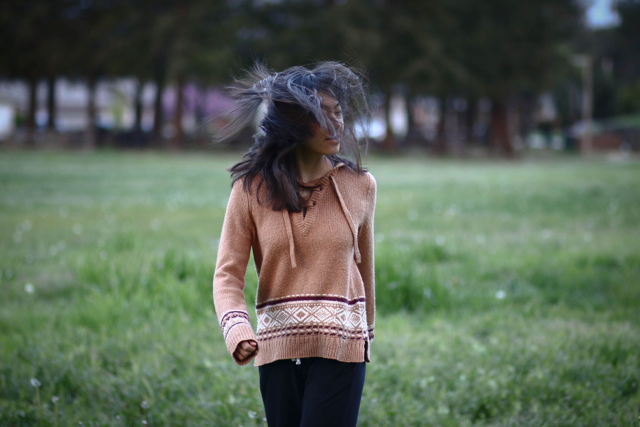 Canon EOS 70D + Canon EF 85mm F1.8 USM sample photo. Walking in the wind photography