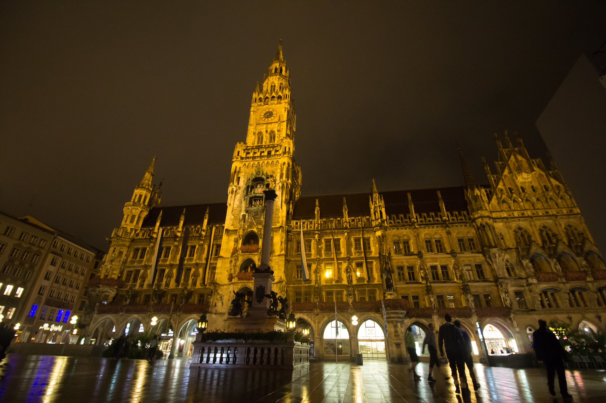Canon EOS 600D (Rebel EOS T3i / EOS Kiss X5) + Canon EF-S 10-18mm F4.5–5.6 IS STM sample photo. Marienplatz at night (munich, germany) photography