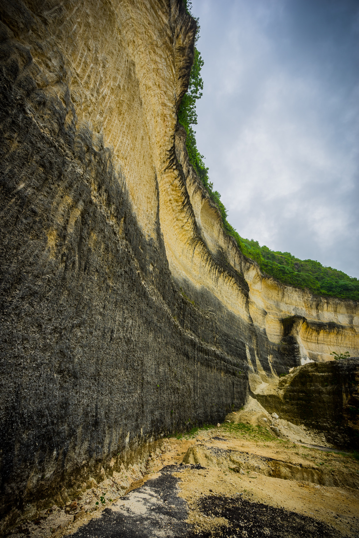 Sony a7R + Sony Vario-Tessar T* FE 16-35mm F4 ZA OSS sample photo. The high cliff at melasti beach photography