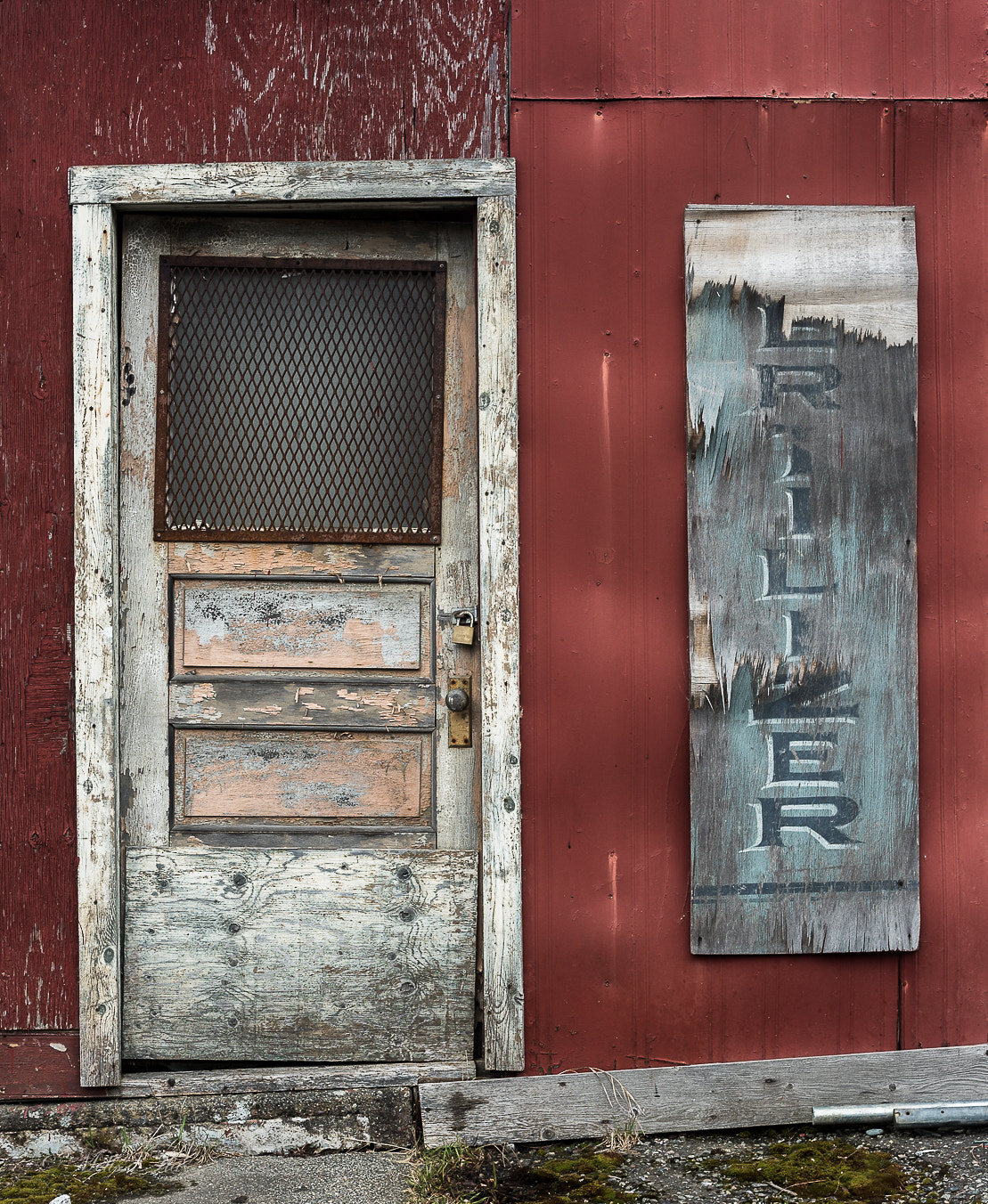 Nikon D810 + AF Zoom-Nikkor 35-70mm f/2.8 sample photo. Old door photography