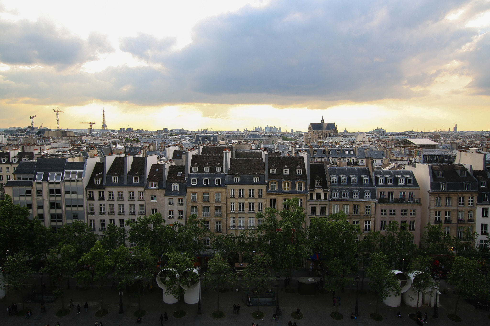 Sigma 10-20mm F3.5 EX DC HSM sample photo. Parisian houses photography