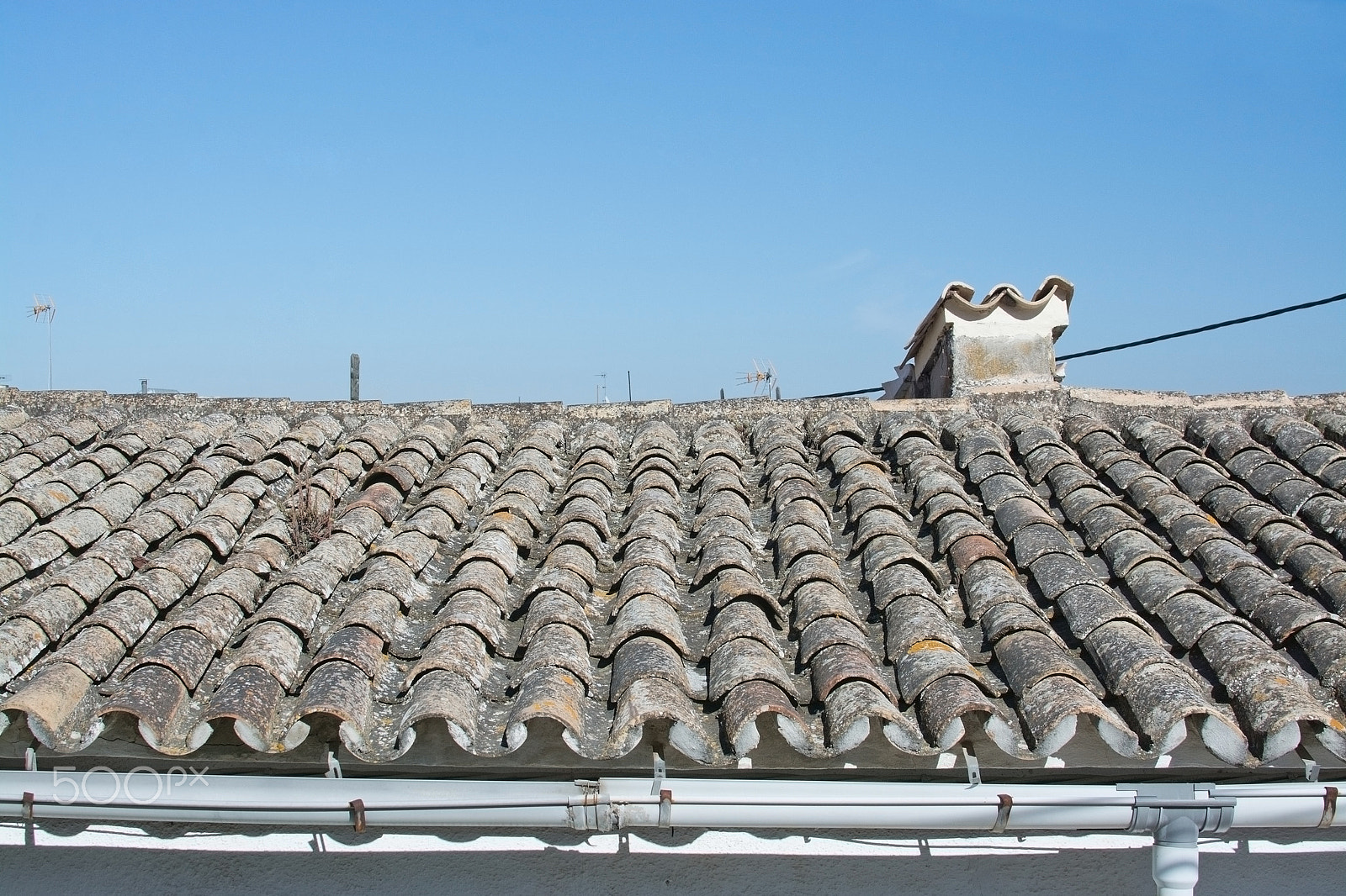 Nikon D7100 sample photo. Grungy tiled roof and chimney detail photography