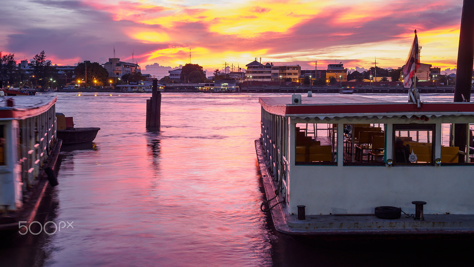 Olympus OM-D E-M5 + Olympus M.Zuiko Digital ED 12-40mm F2.8 Pro sample photo. Empty ferrys wait people in at river port, bangkok, thailand. photography