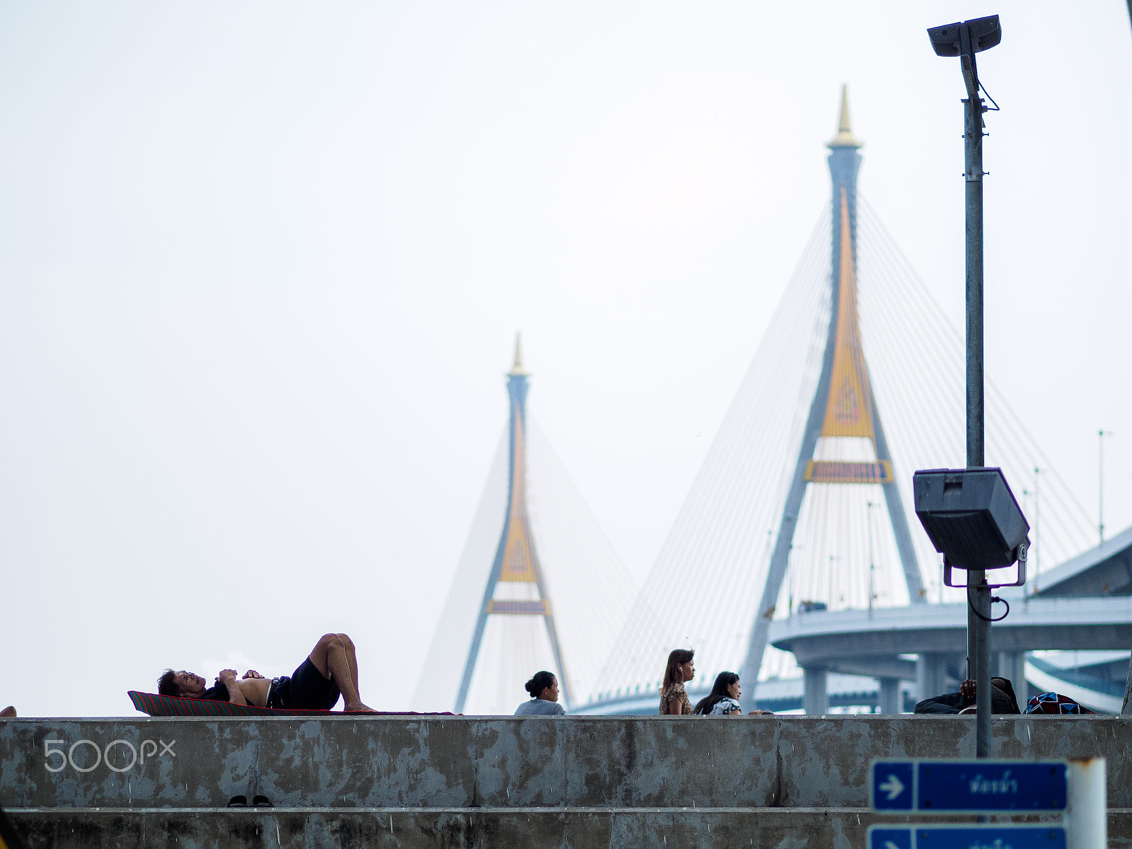 Olympus OM-D E-M1 + Olympus M.Zuiko Digital ED 75mm F1.8 sample photo. Unidentify people waiting for boat near homeless sleeping. photography