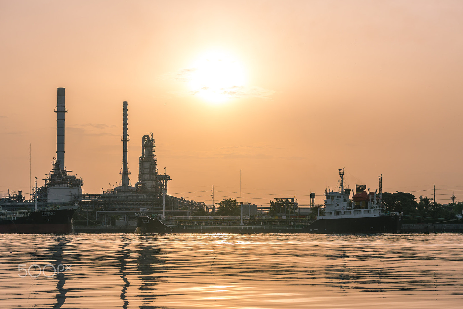 Nikon D750 + Tamron SP 70-200mm F2.8 Di VC USD sample photo. Big gold sun over the oil refinery. photography