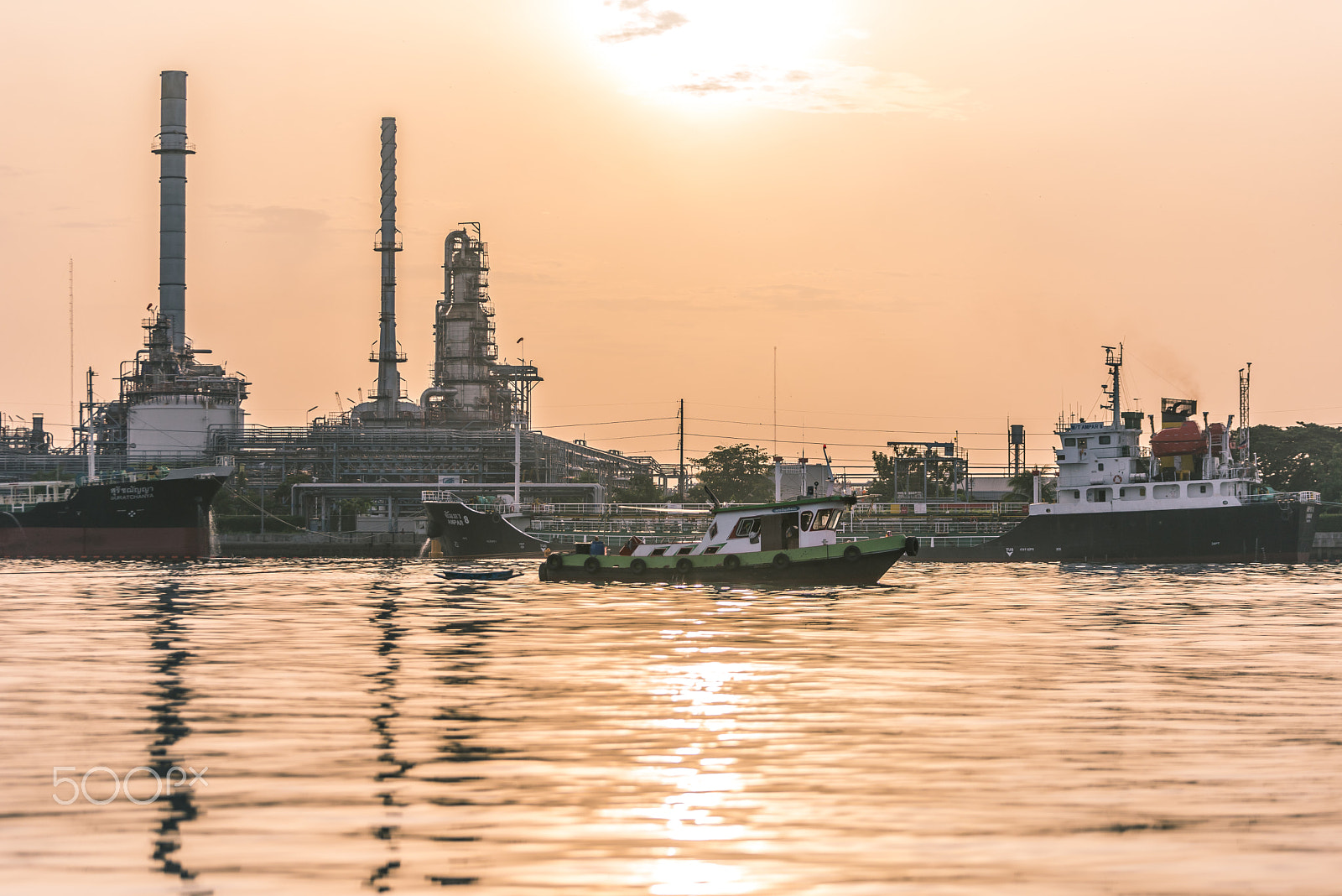 Tamron SP 70-200mm F2.8 Di VC USD sample photo. Big ship and small ship at oil refinery. photography