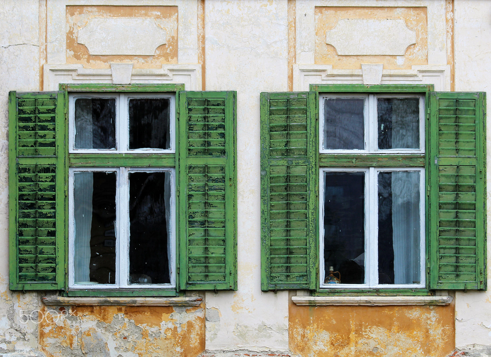 Canon EF 70-300mm F4-5.6 IS USM sample photo. Vintage windows photography